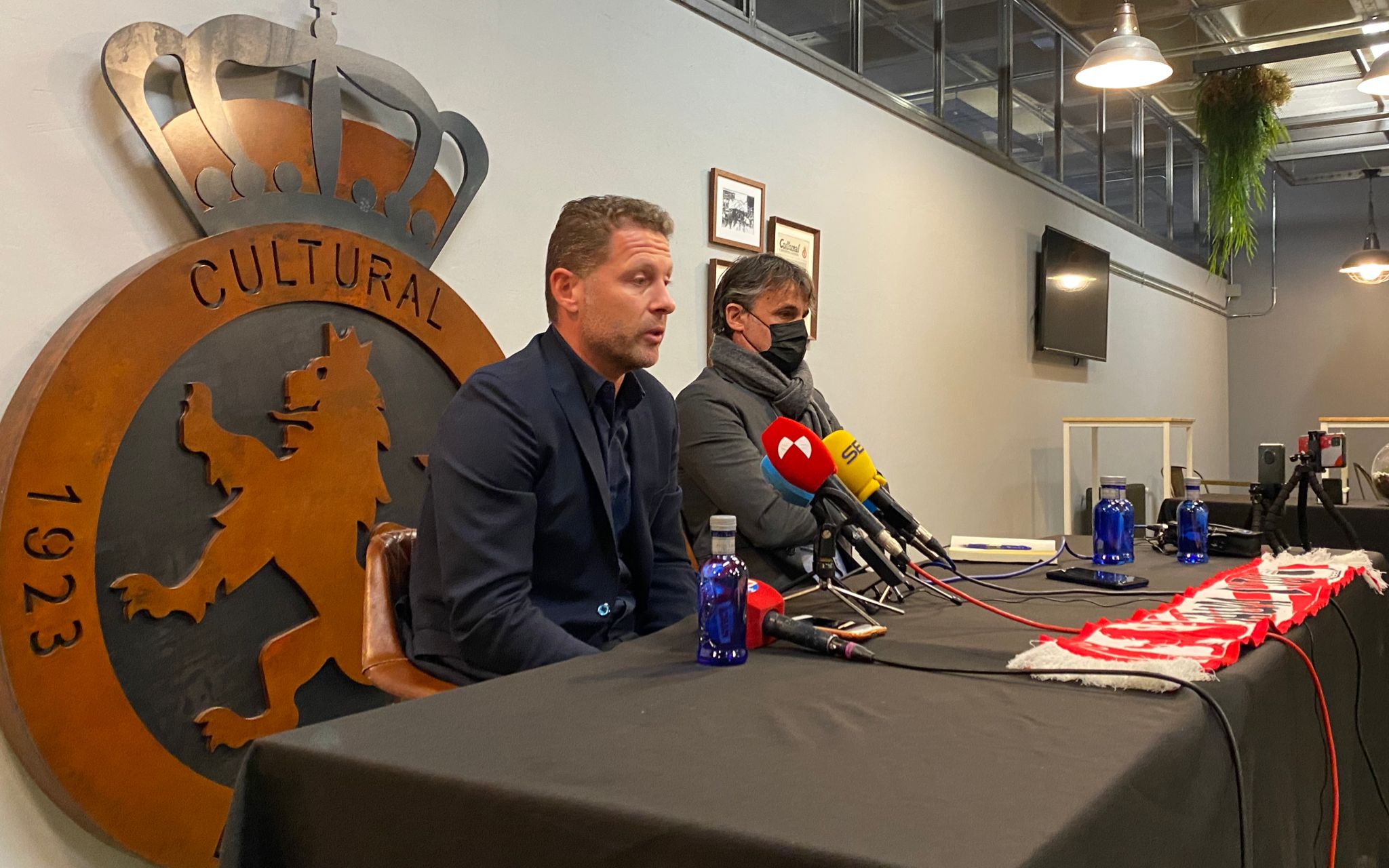 El club leonés prepara la puesta de largo de su nuevo entrenador tras la destitución de Ramón González.