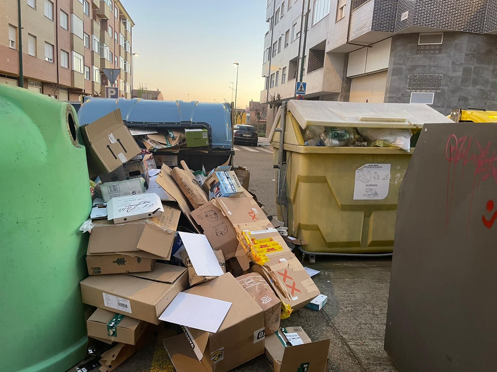 Los vecinos de San Andrés del Rabanedo denuncian que no se ha recogido los residuos de papel, cartón y envases desde hace una semana y anuncian movilizaciones para exigir responsabilidades | El Ayuntamiento de San Andrés cuenta con tres camiones de recogida de basura, dos de ellos con más de 18 años y un tercero averiado, y está en trámites para la adquisición de uno nuevo por importe de 250.000 euros.