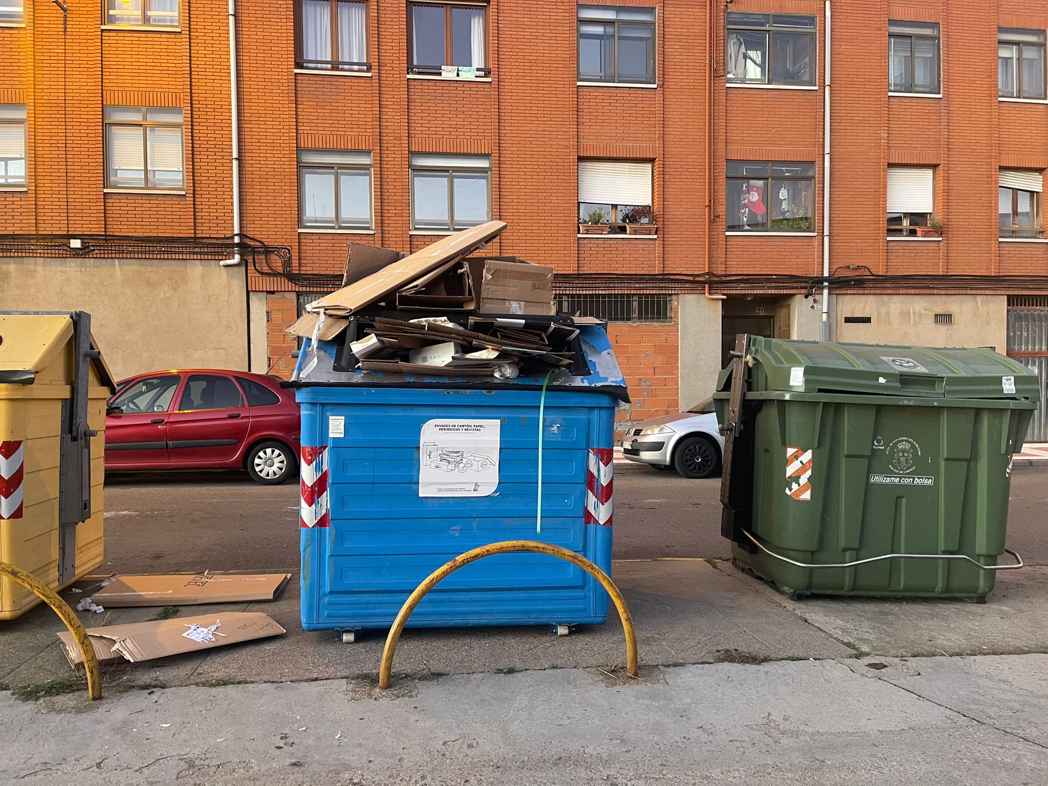 Los vecinos de San Andrés del Rabanedo denuncian que no se ha recogido los residuos de papel, cartón y envases desde hace una semana y anuncian movilizaciones para exigir responsabilidades | El Ayuntamiento de San Andrés cuenta con tres camiones de recogida de basura, dos de ellos con más de 18 años y un tercero averiado, y está en trámites para la adquisición de uno nuevo por importe de 250.000 euros.