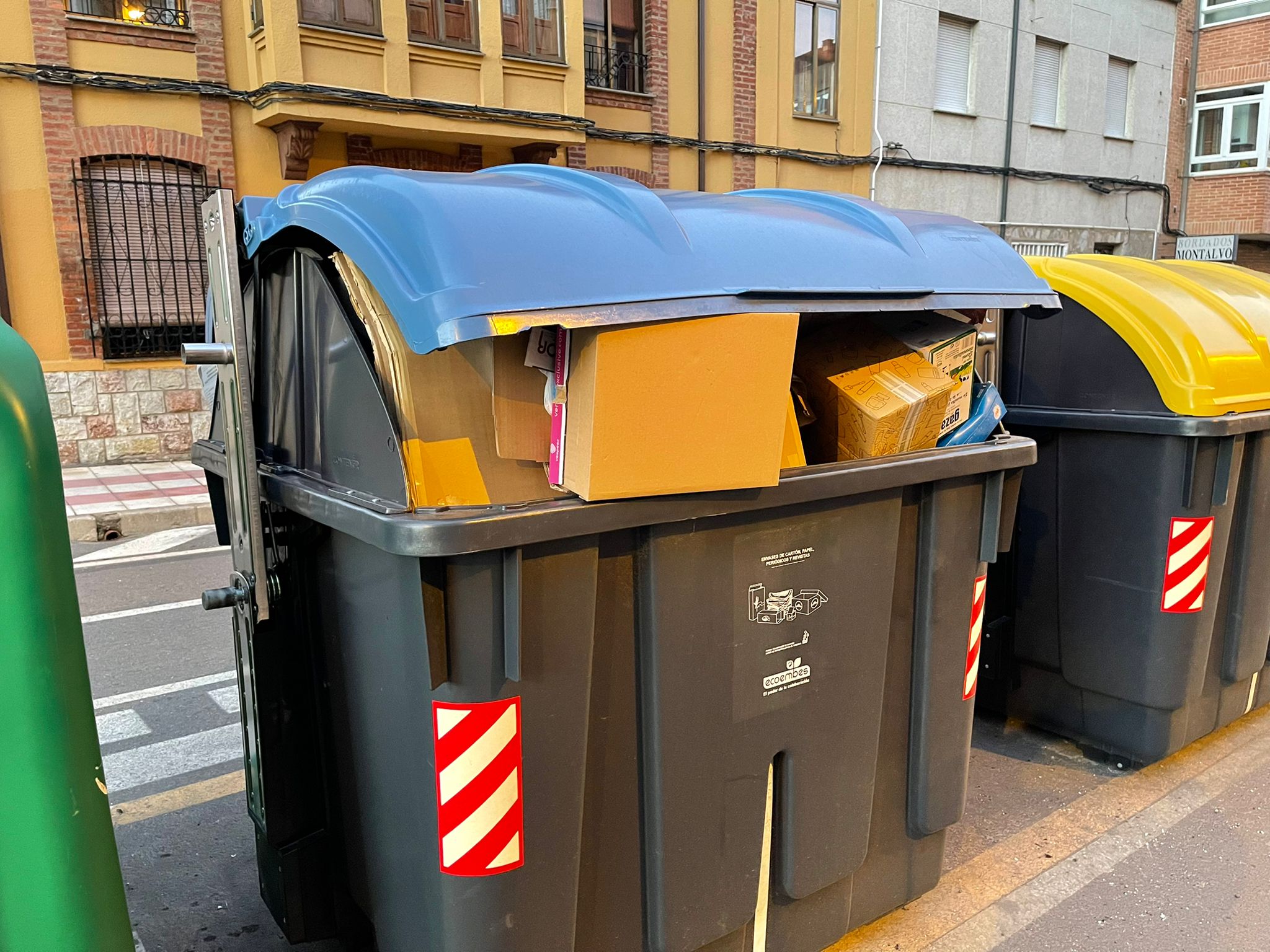 Los vecinos de San Andrés del Rabanedo denuncian que no se ha recogido los residuos de papel, cartón y envases desde hace una semana y anuncian movilizaciones para exigir responsabilidades | El Ayuntamiento de San Andrés cuenta con tres camiones de recogida de basura, dos de ellos con más de 18 años y un tercero averiado, y está en trámites para la adquisición de uno nuevo por importe de 250.000 euros.