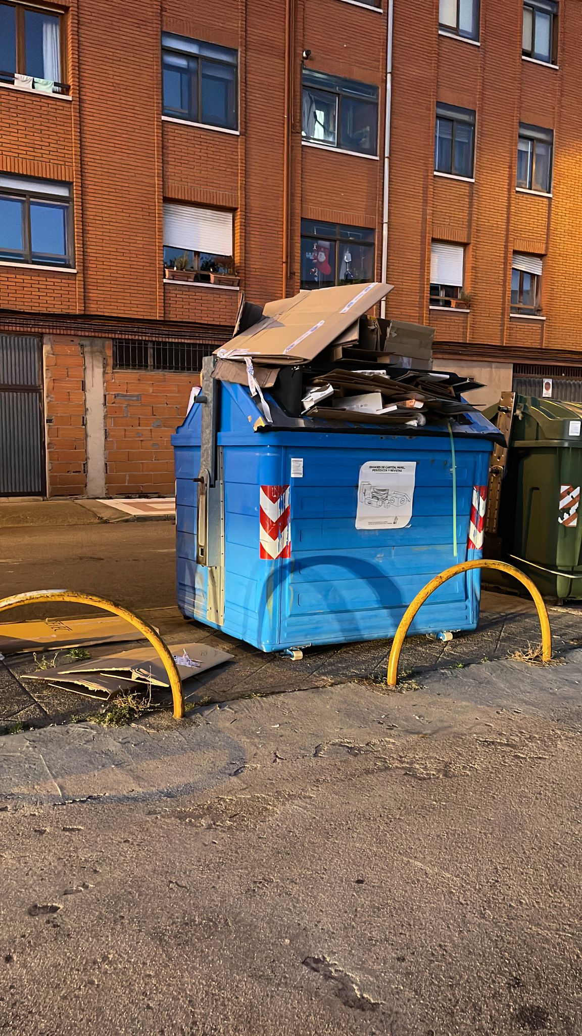 Los vecinos de San Andrés del Rabanedo denuncian que no se ha recogido los residuos de papel, cartón y envases desde hace una semana y anuncian movilizaciones para exigir responsabilidades | El Ayuntamiento de San Andrés cuenta con tres camiones de recogida de basura, dos de ellos con más de 18 años y un tercero averiado, y está en trámites para la adquisición de uno nuevo por importe de 250.000 euros.