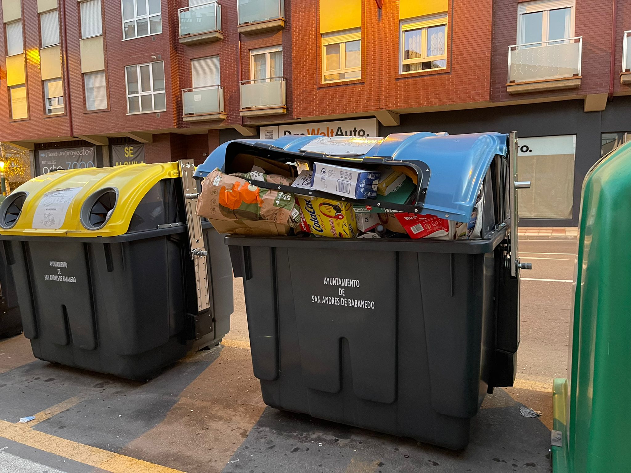 Los vecinos de San Andrés del Rabanedo denuncian que no se ha recogido los residuos de papel, cartón y envases desde hace una semana y anuncian movilizaciones para exigir responsabilidades | El Ayuntamiento de San Andrés cuenta con tres camiones de recogida de basura, dos de ellos con más de 18 años y un tercero averiado, y está en trámites para la adquisición de uno nuevo por importe de 250.000 euros.