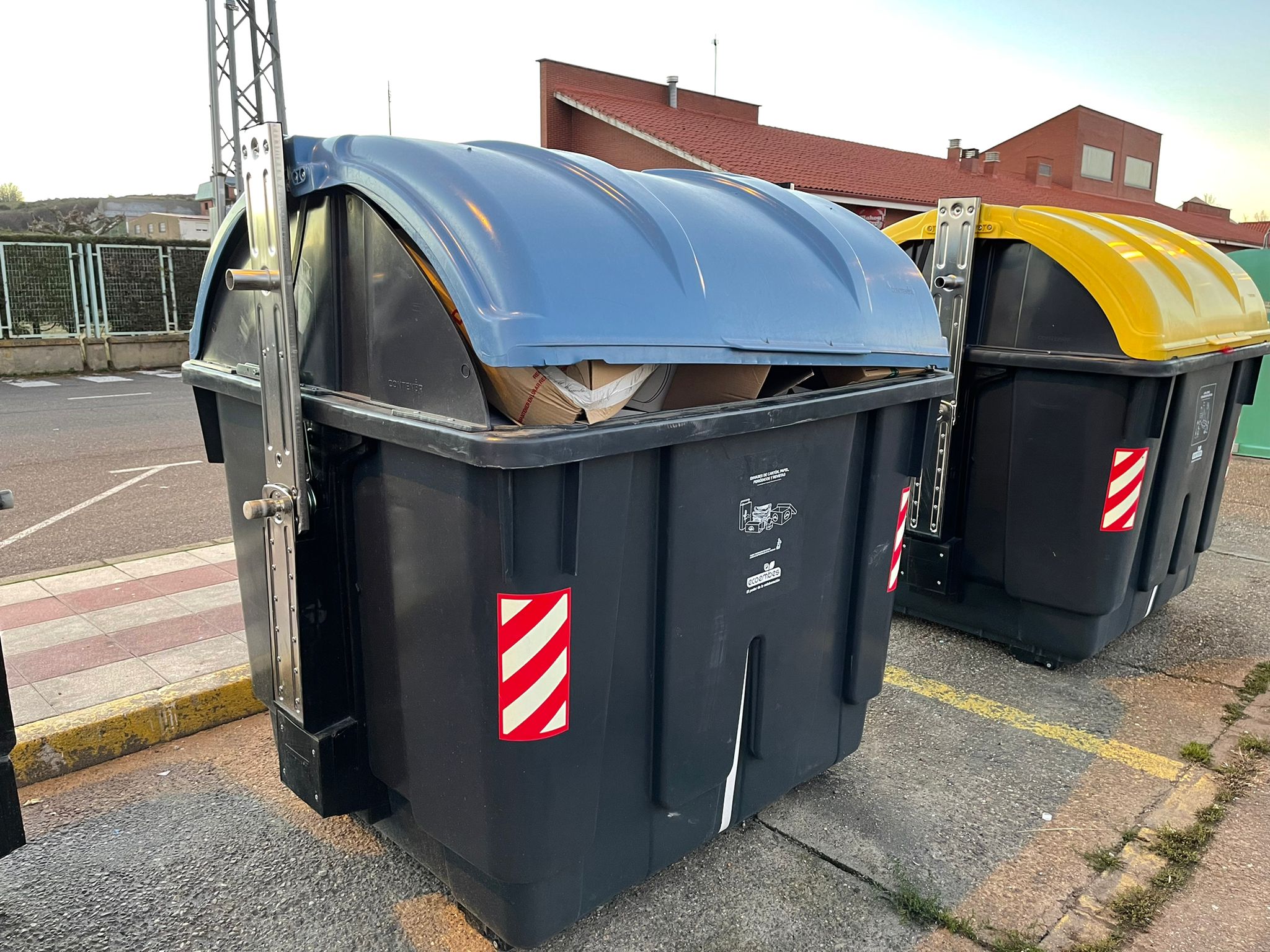Los vecinos de San Andrés del Rabanedo denuncian que no se ha recogido los residuos de papel, cartón y envases desde hace una semana y anuncian movilizaciones para exigir responsabilidades | El Ayuntamiento de San Andrés cuenta con tres camiones de recogida de basura, dos de ellos con más de 18 años y un tercero averiado, y está en trámites para la adquisición de uno nuevo por importe de 250.000 euros.