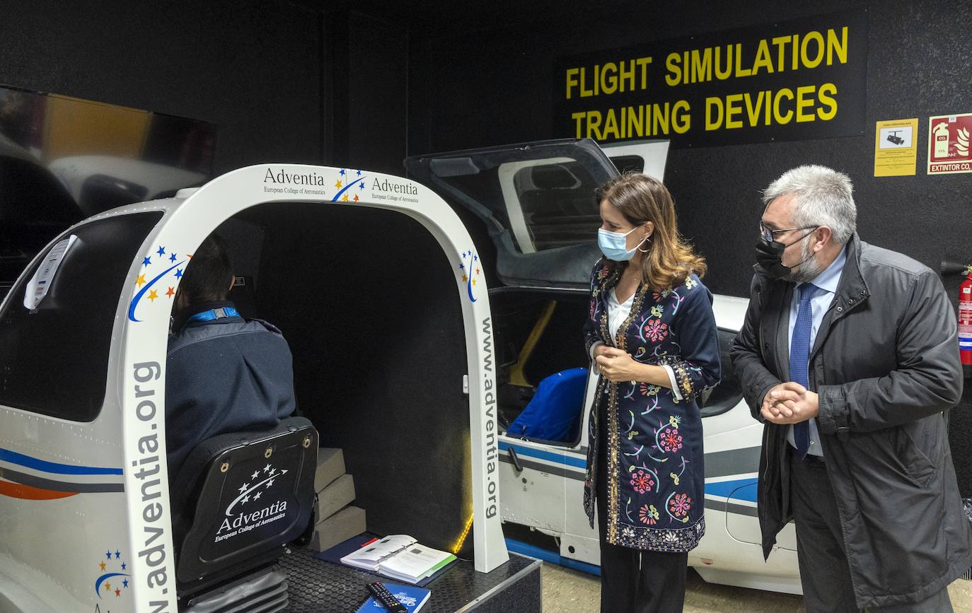 La consejera de Empleo e Industria, Ana Carlota Amigo, visita la escuela Adventia European College of Aeronautics en el aeropuerto de Matacán