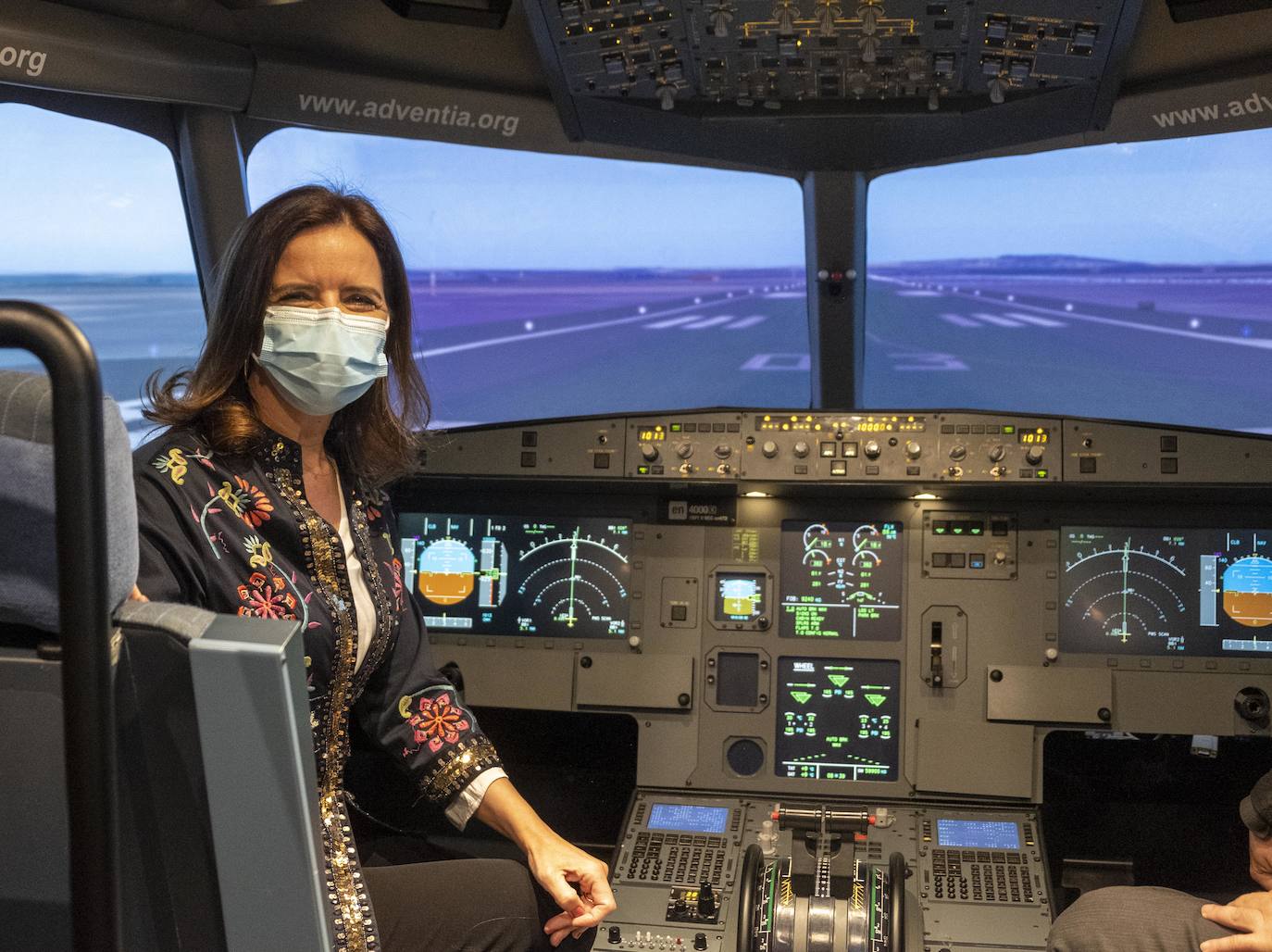 La consejera de Empleo e Industria, Ana Carlota Amigo, visita la escuela Adventia European College of Aeronautics en el aeropuerto de Matacán