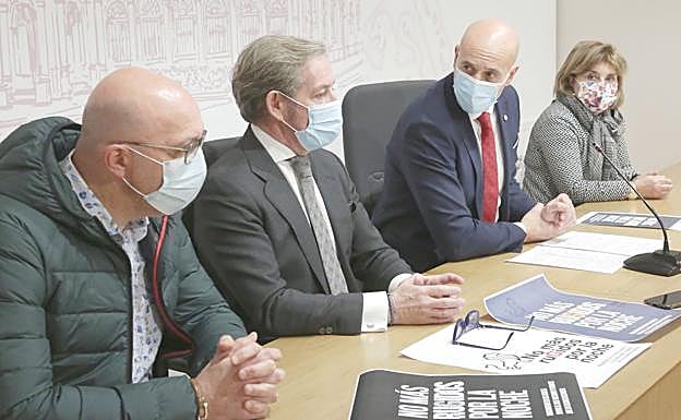 El alcalde de León, José Antonio Diez; el presidente de la Cámara de Comercio, Javier Vega; el presidente de la Asociación de Hostelería, Martín Méndez; y la presidenta de la Asociación de Vecinos León Típico, Pilar Castañón en la presentación de la campaña 'No más ru(g)idos en la noche,