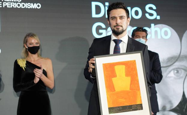 Diego S. Garrocho recibe el galardón.