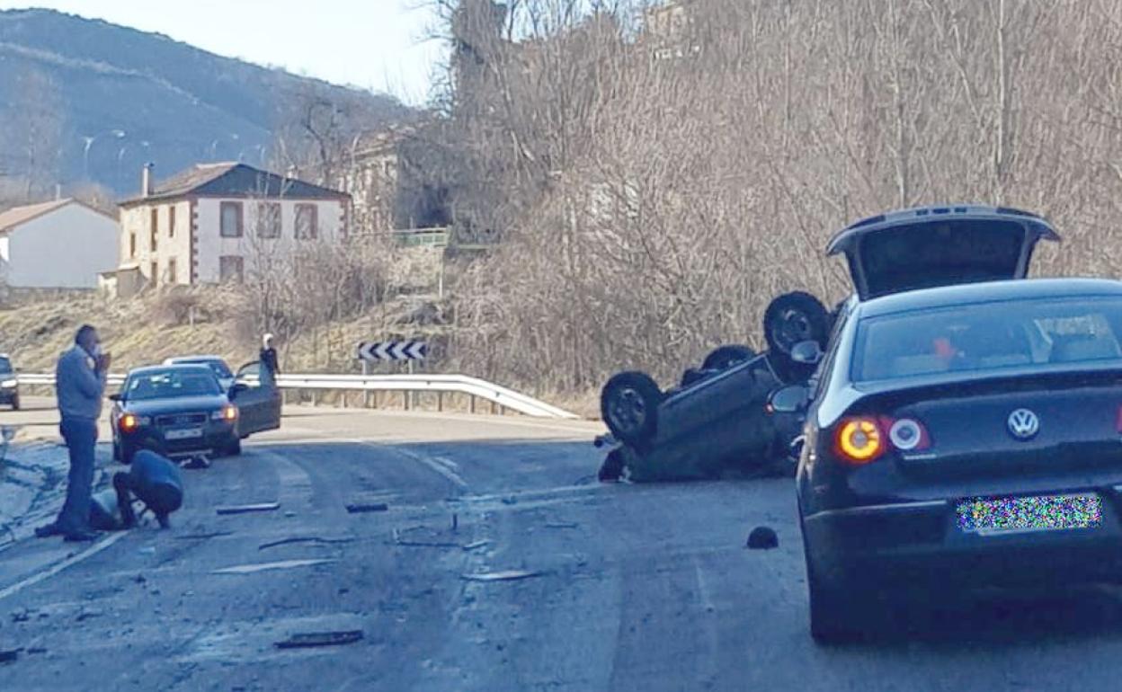 Vehículo volcado en la carretera CL-626 a la altura de Sabero