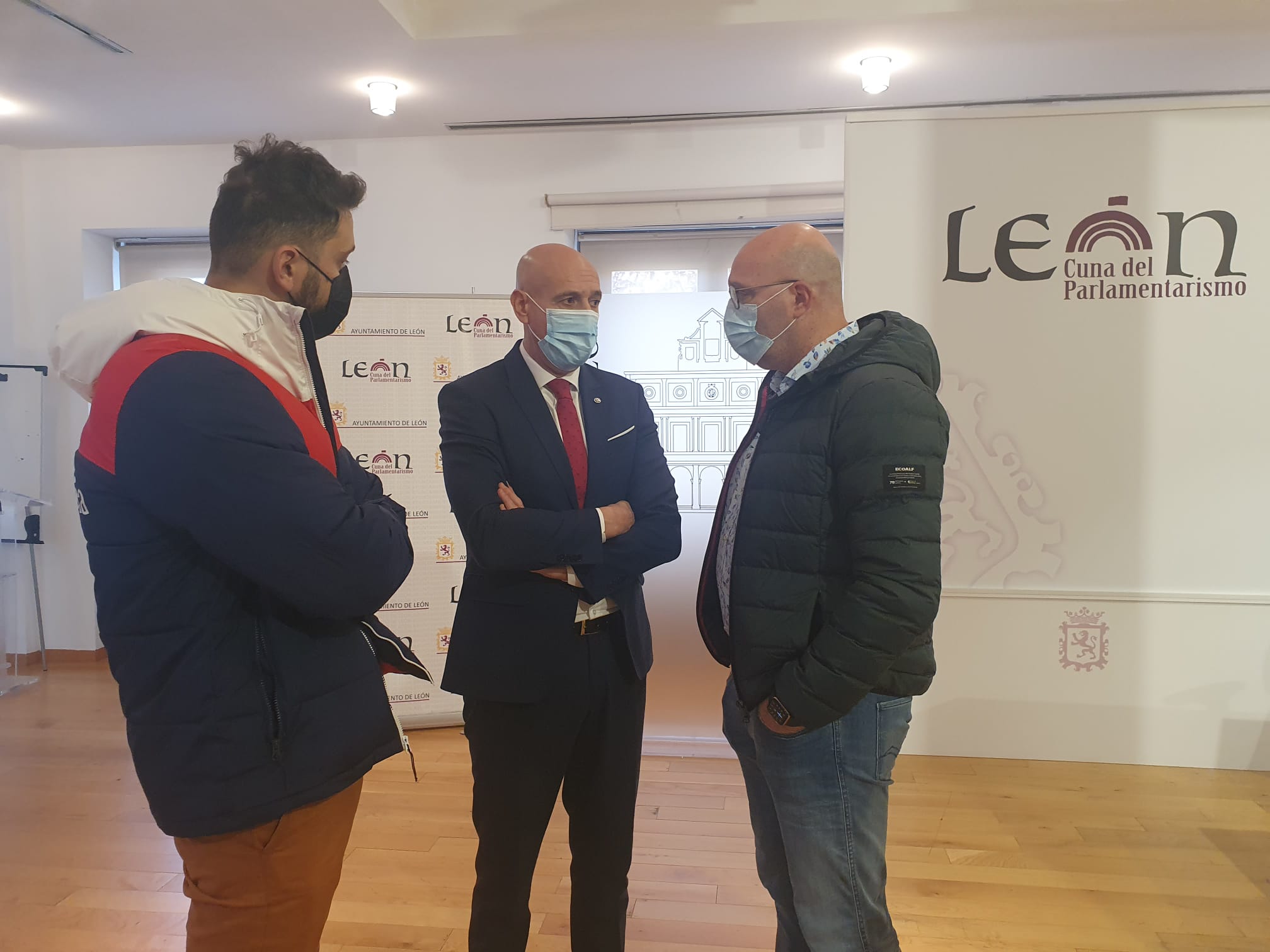 Campaña 'No más ru(g)idos en la noche' en el Casco Histórico de León.