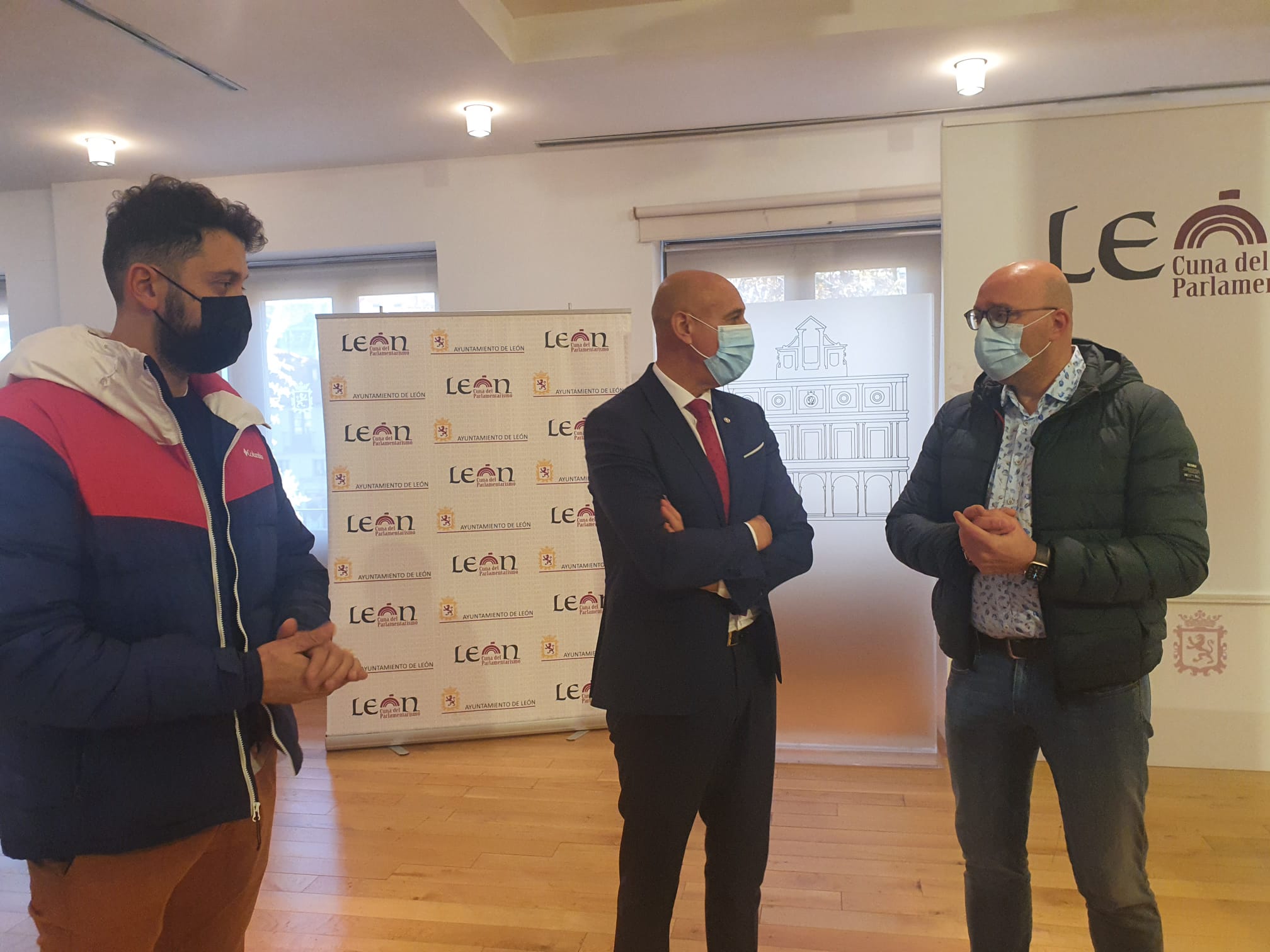 Campaña 'No más ru(g)idos en la noche' en el Casco Histórico de León.