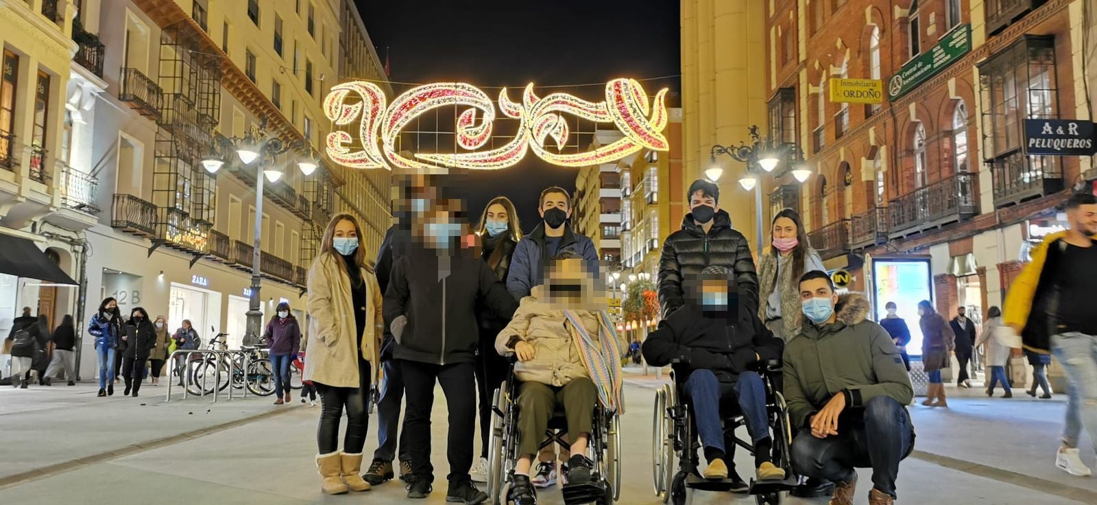 Paseo por las calles de León observando la iluminación navideña.