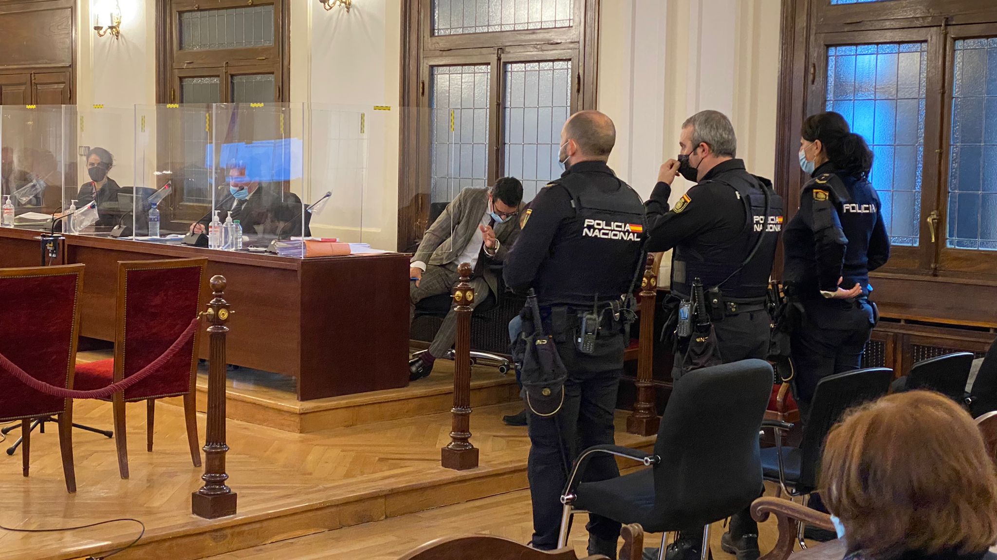 El acusado de homicidio en la carretera que une Ponferrada con Puente Domingo Flórez se enfrenta a 15 años de prisión y 122.497 euros de indemnización | El juicio se celebra con jurado popular en la Audiencia Provincial de León.