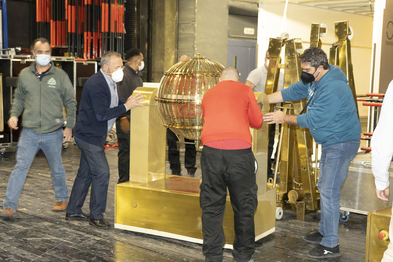 Los bombos del Sorteo Extraordinario de Navidad llegan al Teatro Real de Madrid.