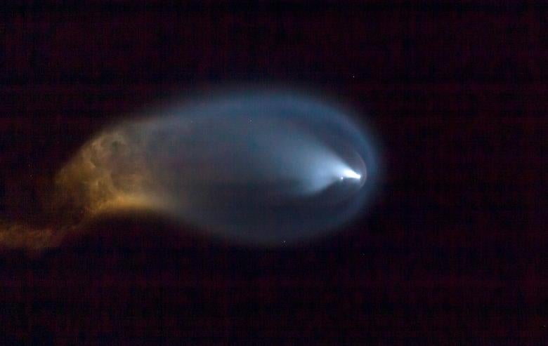 La tripulación civil del Inspiration 4 a bordo de una cápsula Crew Dragon y el cohete SpaceX Falcon 9 se lanza desde el Pad 39A en el Centro Espacial Kennedy en Cabo Cañaveral, visto desde cerca de Vero Beach, Florida, el 15 de septiembre.