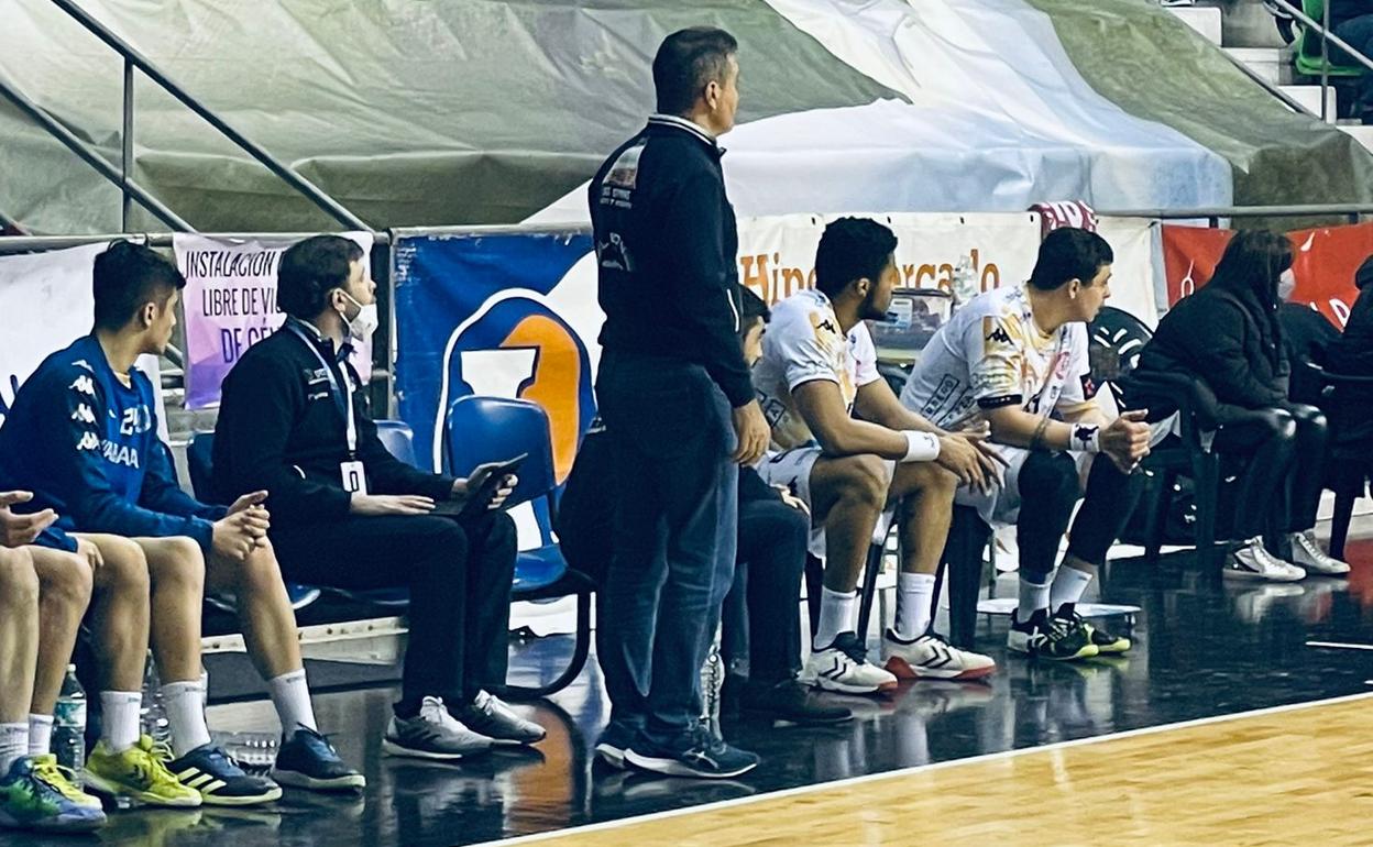 Manolo Cadenas, en el partido ante el BM Alarcos Ciudad Real.