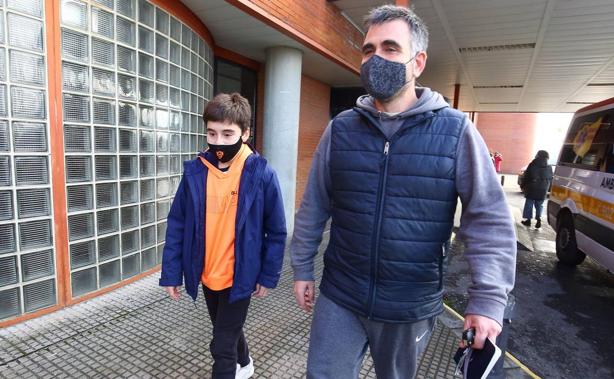 Menores acompañados por sus padres acuden a la vacunación en la capital del Bierzo. 