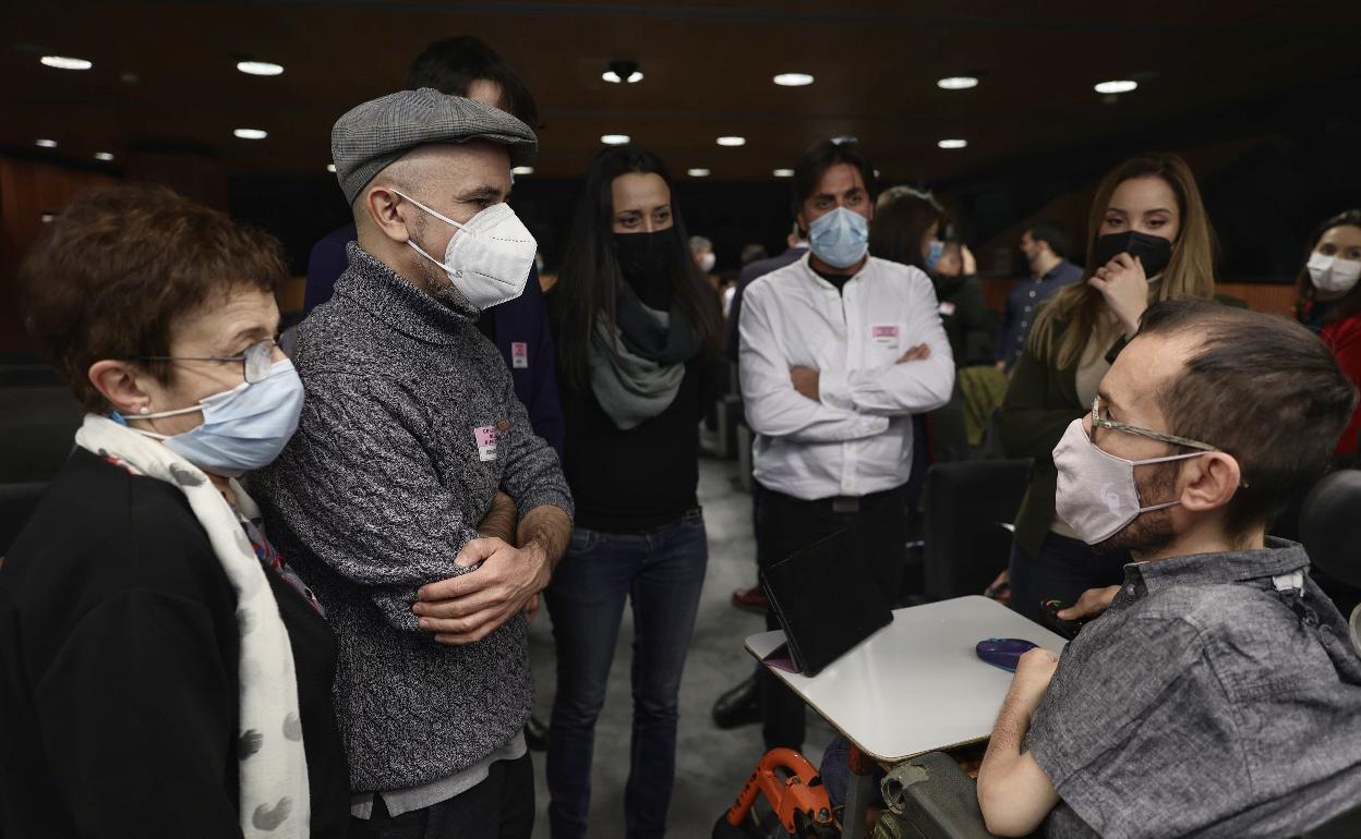 Echenique conversa con los familiares de los seis jóvenes de Zaragoza condenados por atentado contra la autoridad y lesiones. 