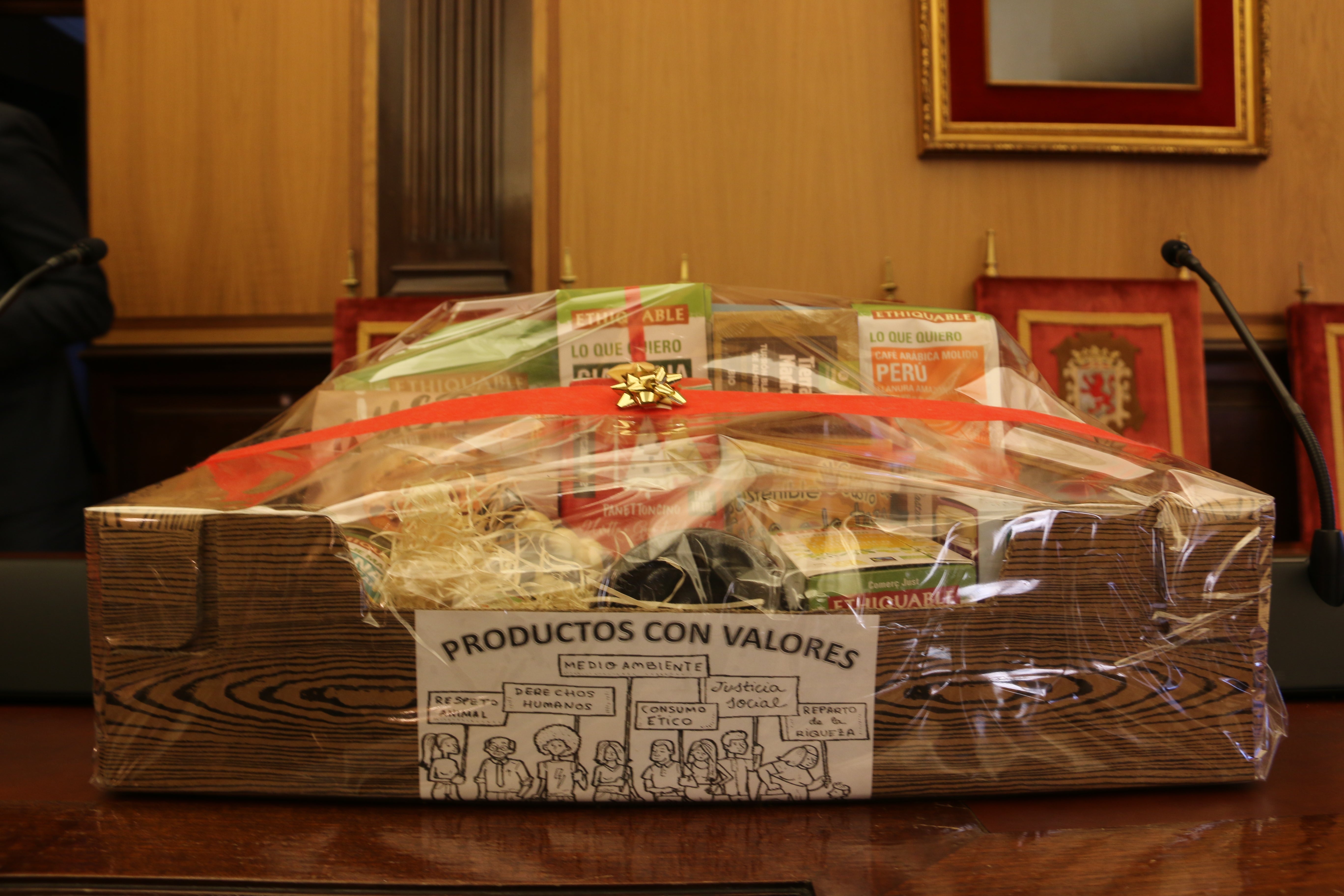 Las galardonadas con los representantes del Ayuntamiento.