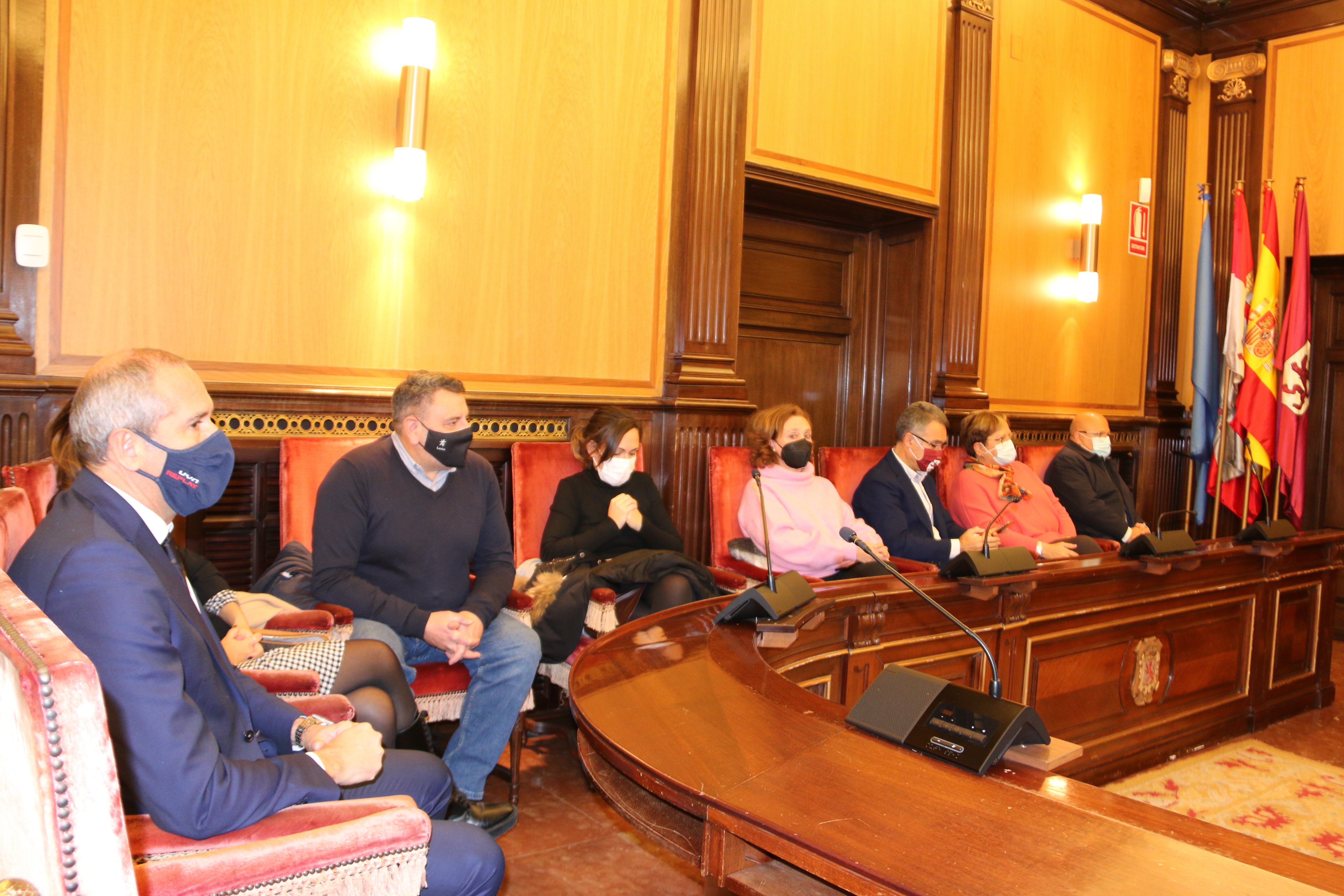 Las galardonadas con los representantes del Ayuntamiento.