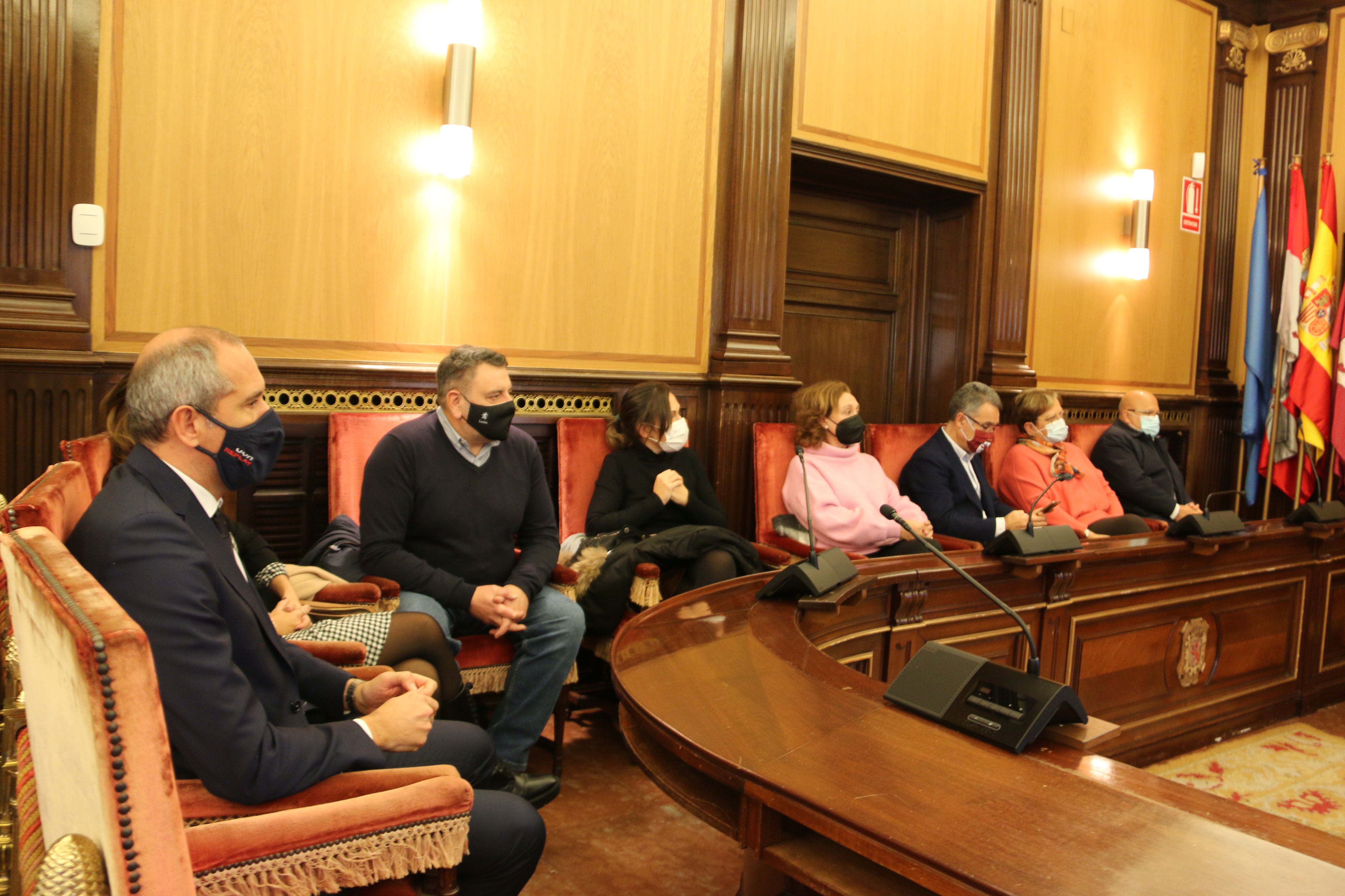 Las galardonadas con los representantes del Ayuntamiento.