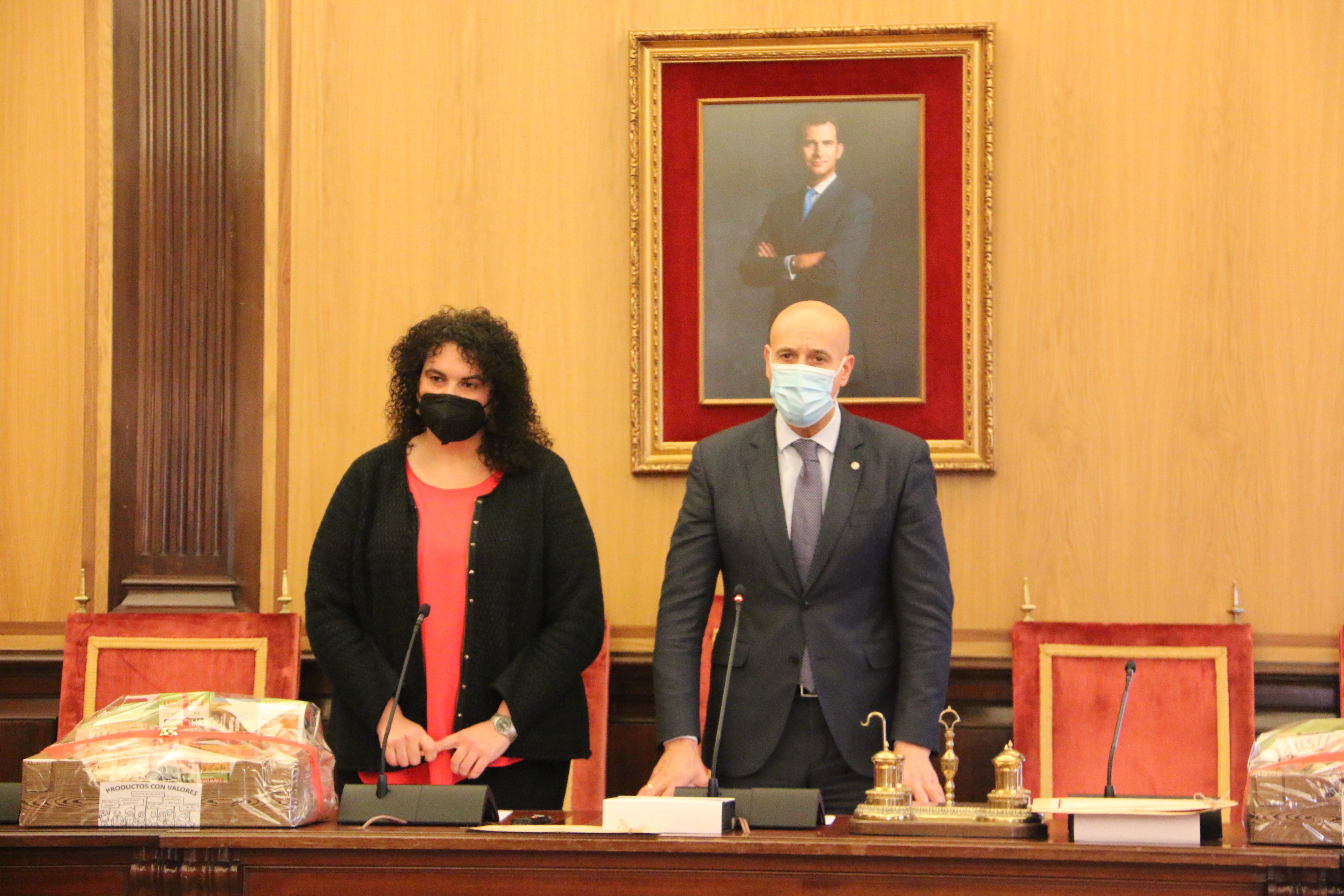 Las galardonadas con los representantes del Ayuntamiento.