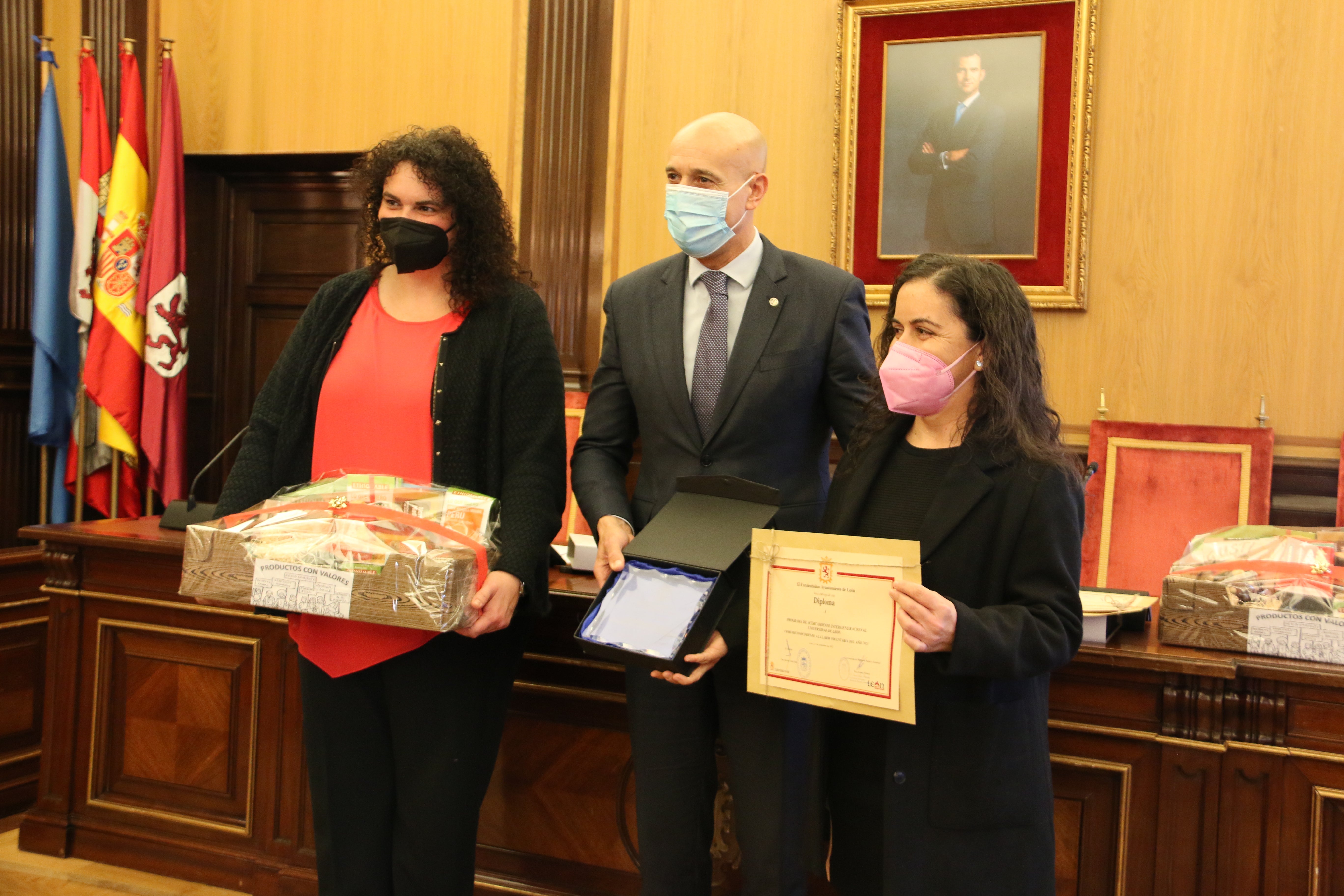 Las galardonadas con los representantes del Ayuntamiento.