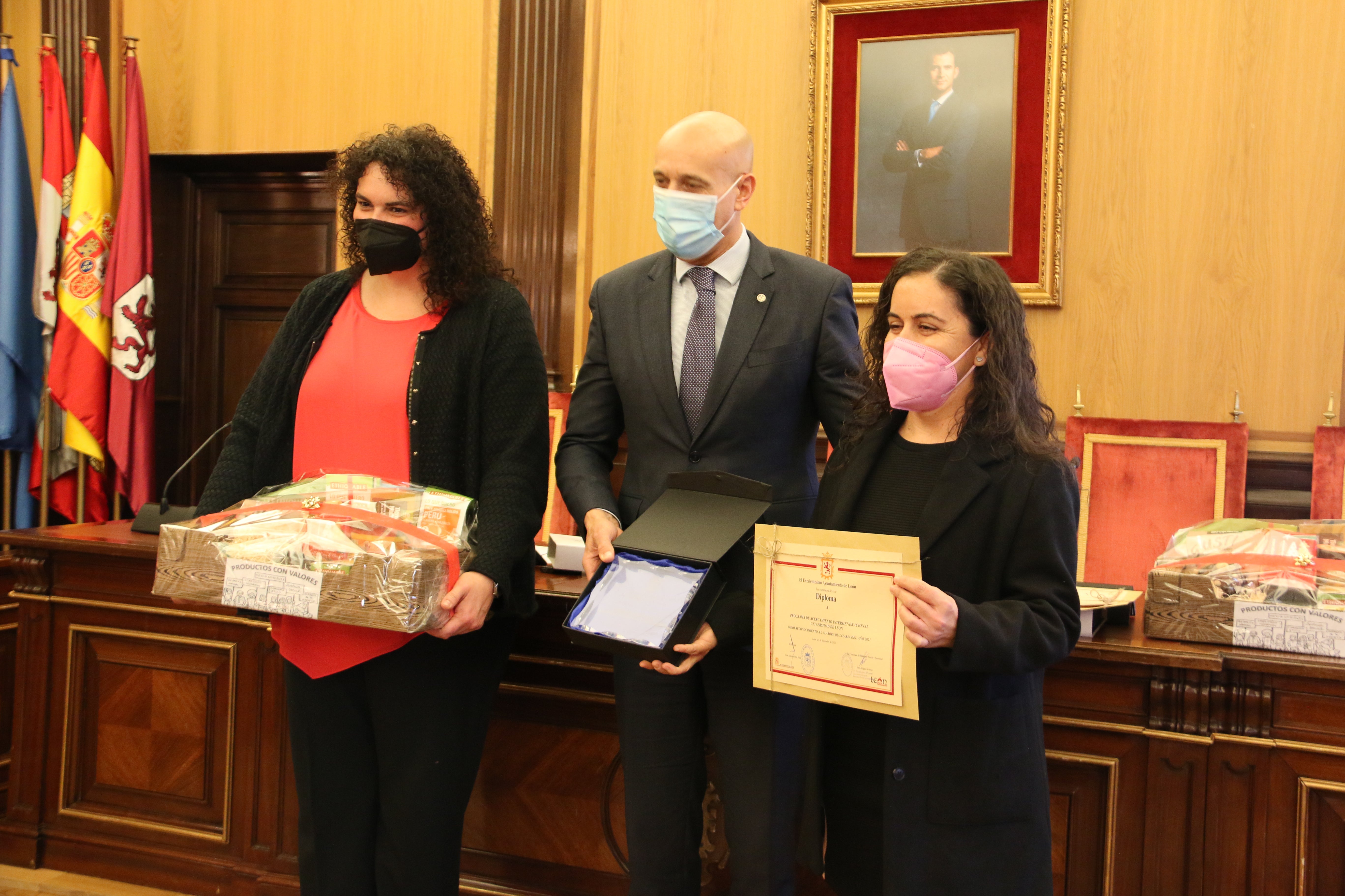 Las galardonadas con los representantes del Ayuntamiento.