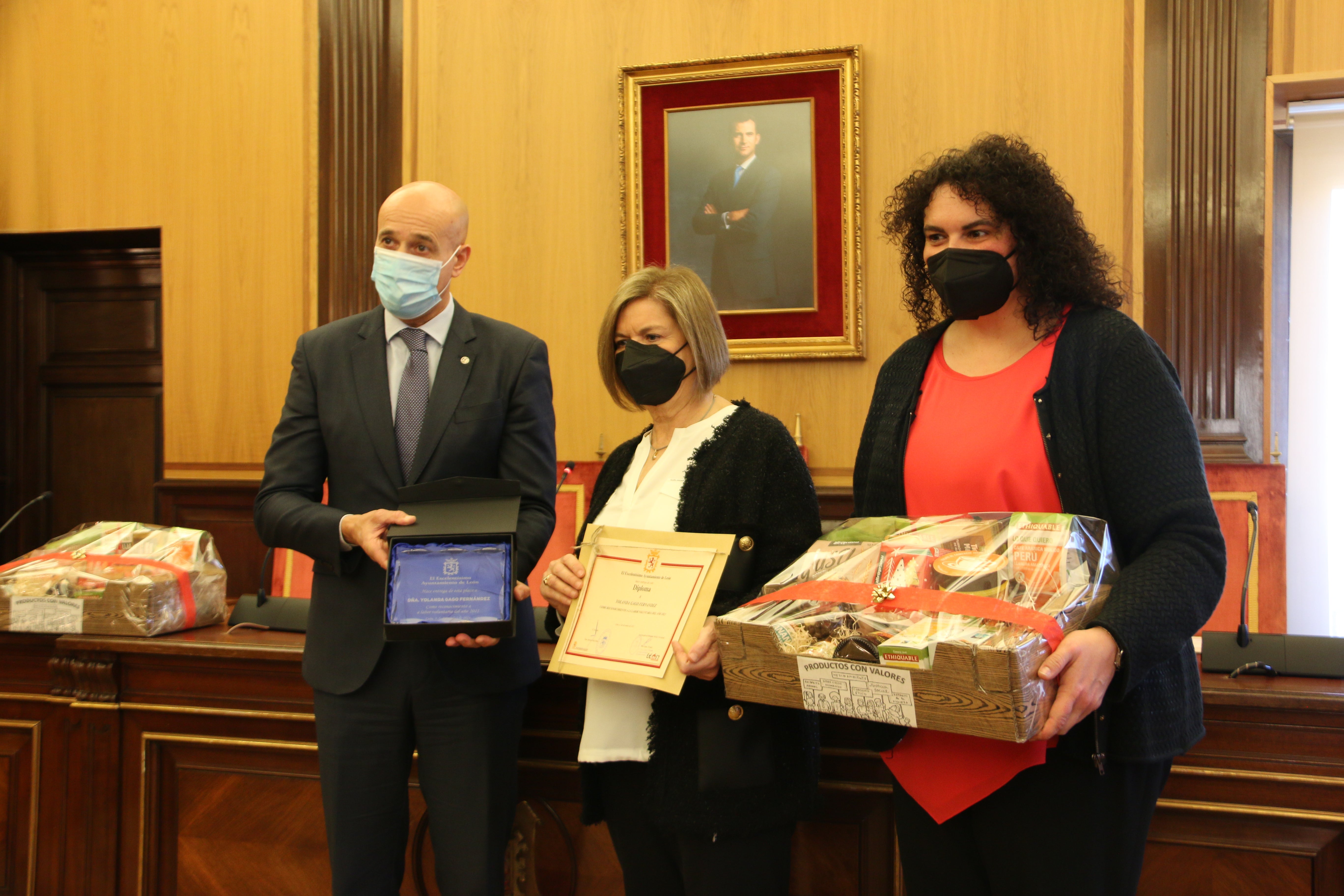 Las galardonadas con los representantes del Ayuntamiento.