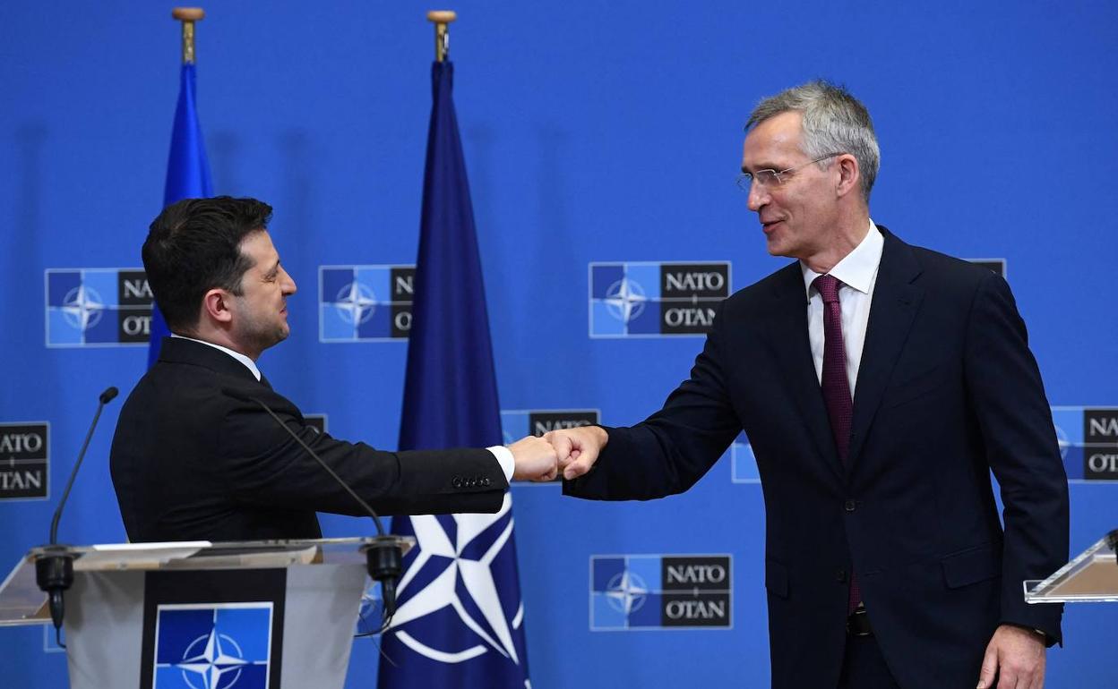 Zelenski y Stoltenberg se saludan en la sede de la OTAN en Bruselas. 