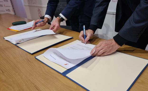 Firma del convenio de colaboración en el Ayuntamiento de León.