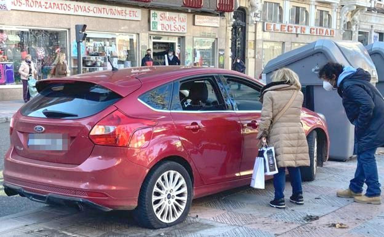 Estrella su coche contra varios contenedores de la avenida Padre Isla de León