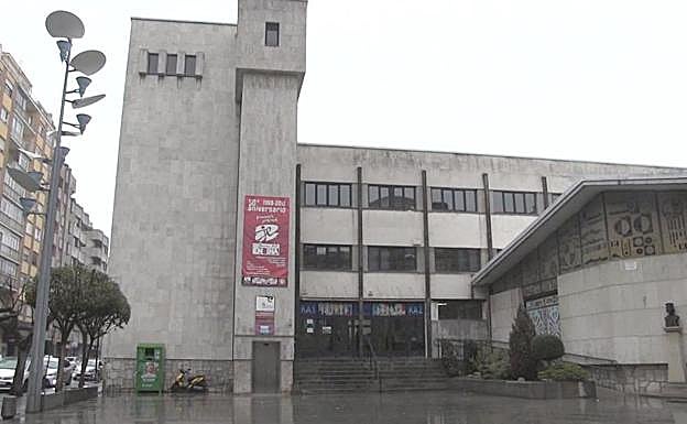 Fachada del IES Juan del Enzina que el pasado mes de septiembre cumplía 50 años.