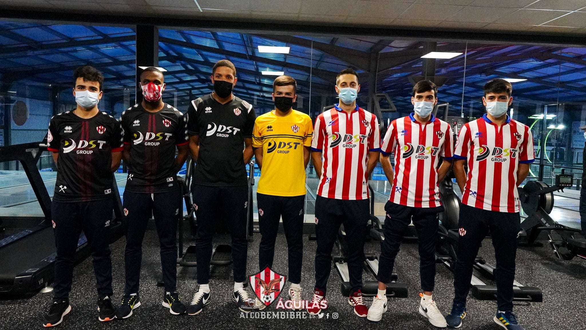 El conjunto berciano presenta sus nuevas equipaciones.