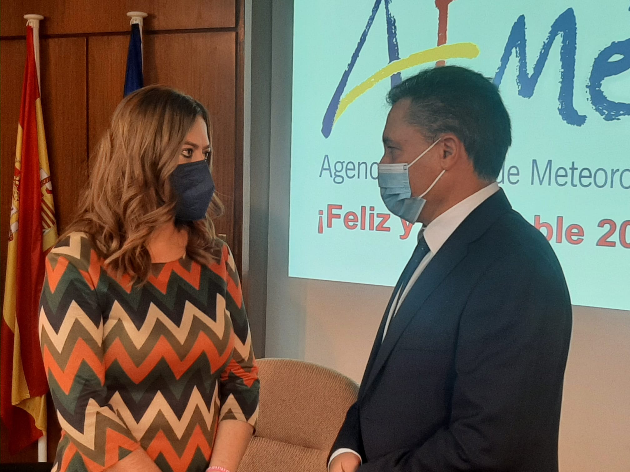 De izquierda a derecha, Virginia Barcones, delegada del Gobierno en Castilla y León, y Jesús Gordaliza, jefe de Predicción de la Agencia Estatal de Meteorología en la comunidad. 