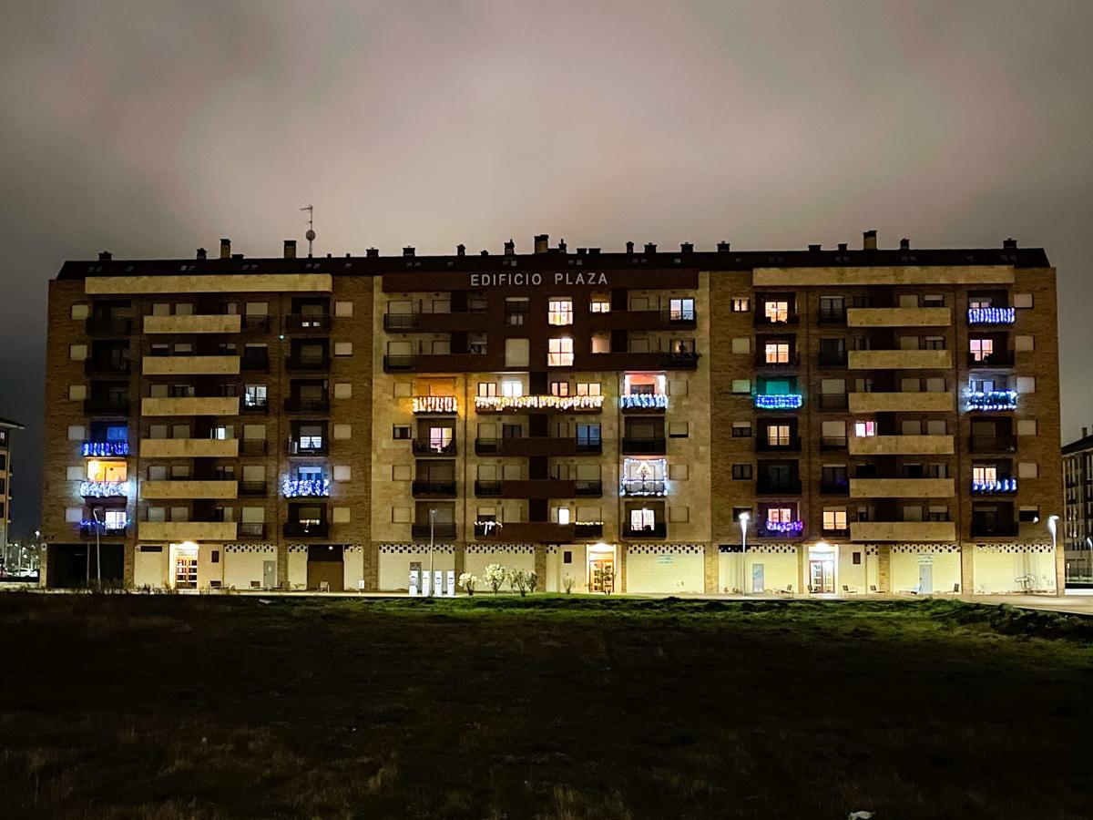 Decenas de viviendas instalan sus luminarias y denuncian la falta de alumbrado navideño procedente de la instalación municipal.