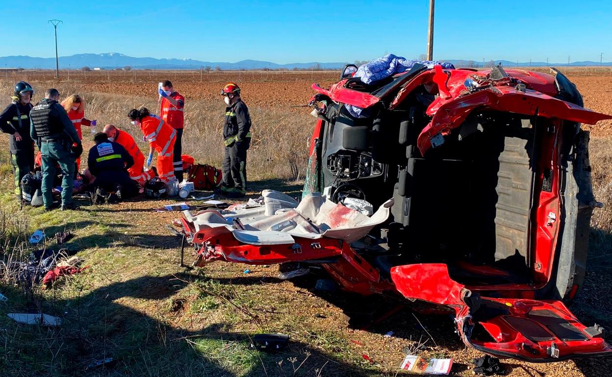 El accidente se ha producido en la carretera entre León y La Bañeza y en la imagen se muestra el estado en el que ha quedado el vehículo de la persona fallecida.