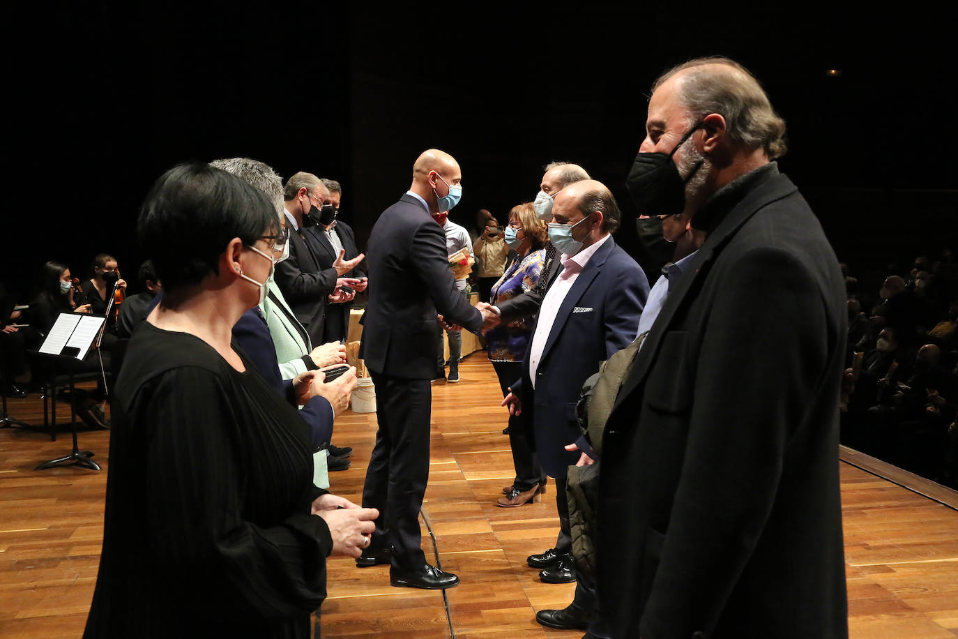 Los representantes políticos de la corporación municipal entregaron las medallas a los jubilados. 