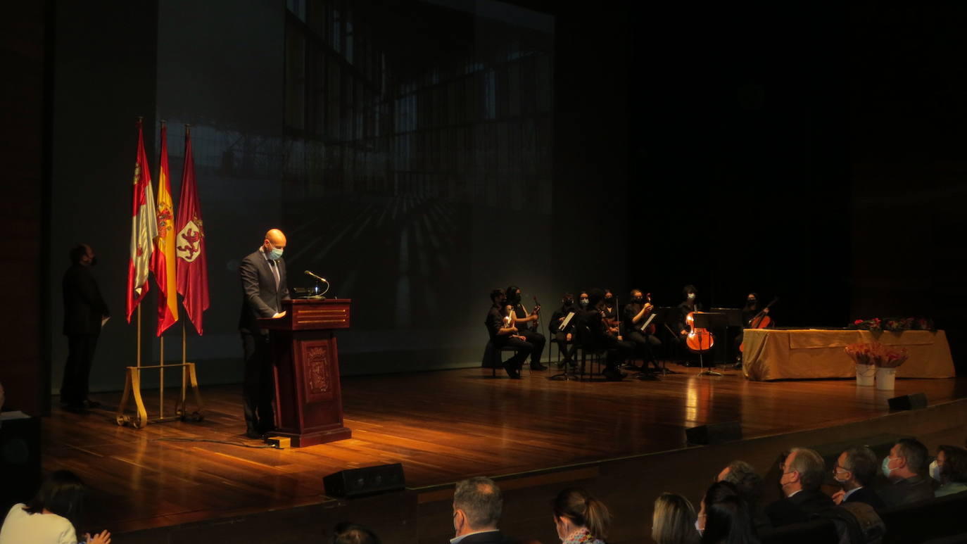 Los representantes políticos de la corporación municipal entregaron las medallas a los jubilados. 