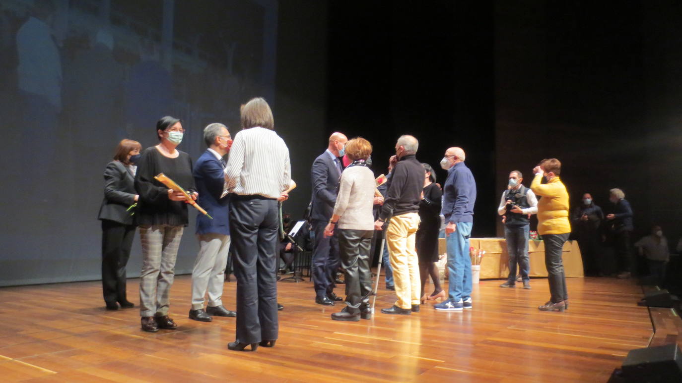 Los representantes políticos de la corporación municipal entregaron las medallas a los jubilados. 