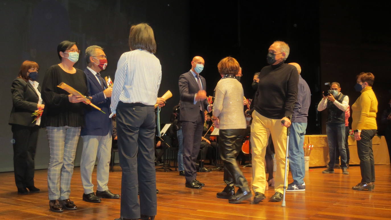 Los representantes políticos de la corporación municipal entregaron las medallas a los jubilados. 