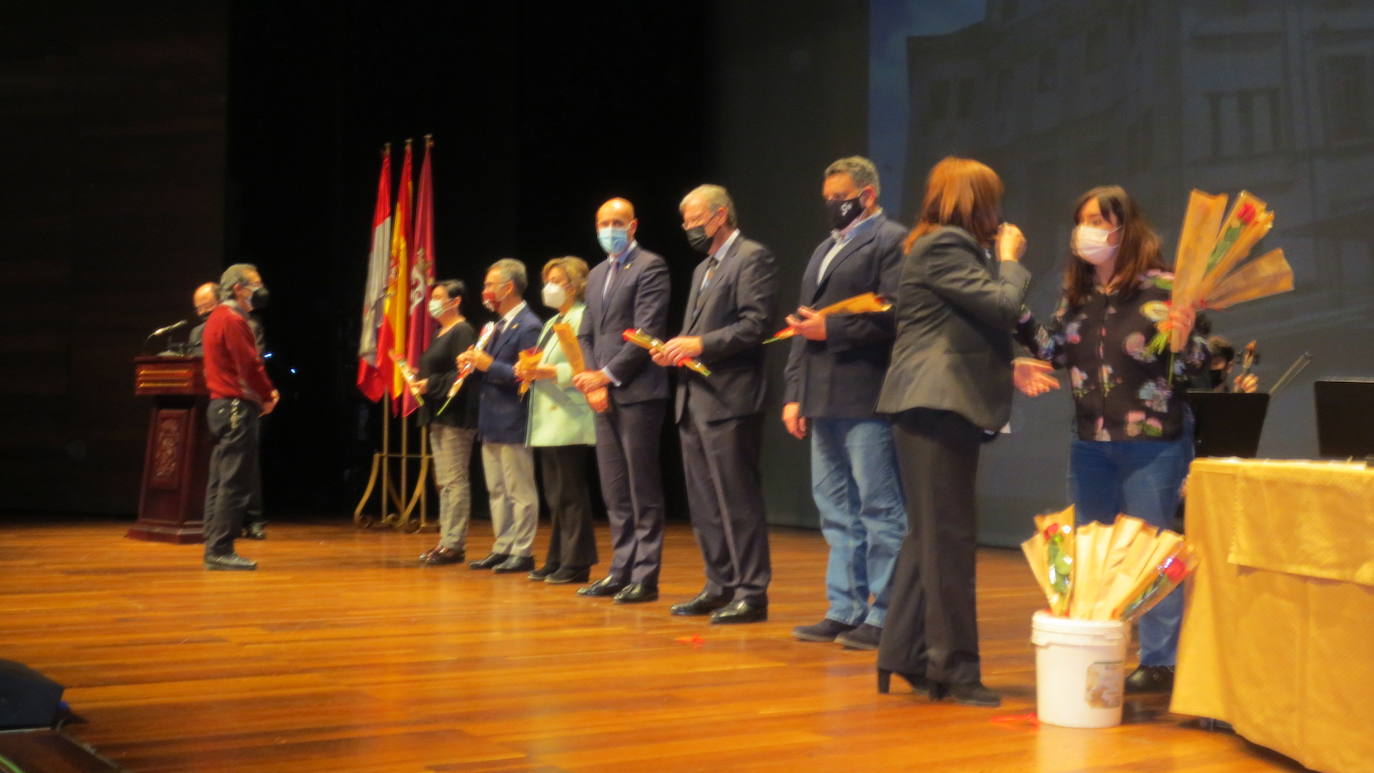 Los representantes políticos de la corporación municipal entregaron las medallas a los jubilados. 