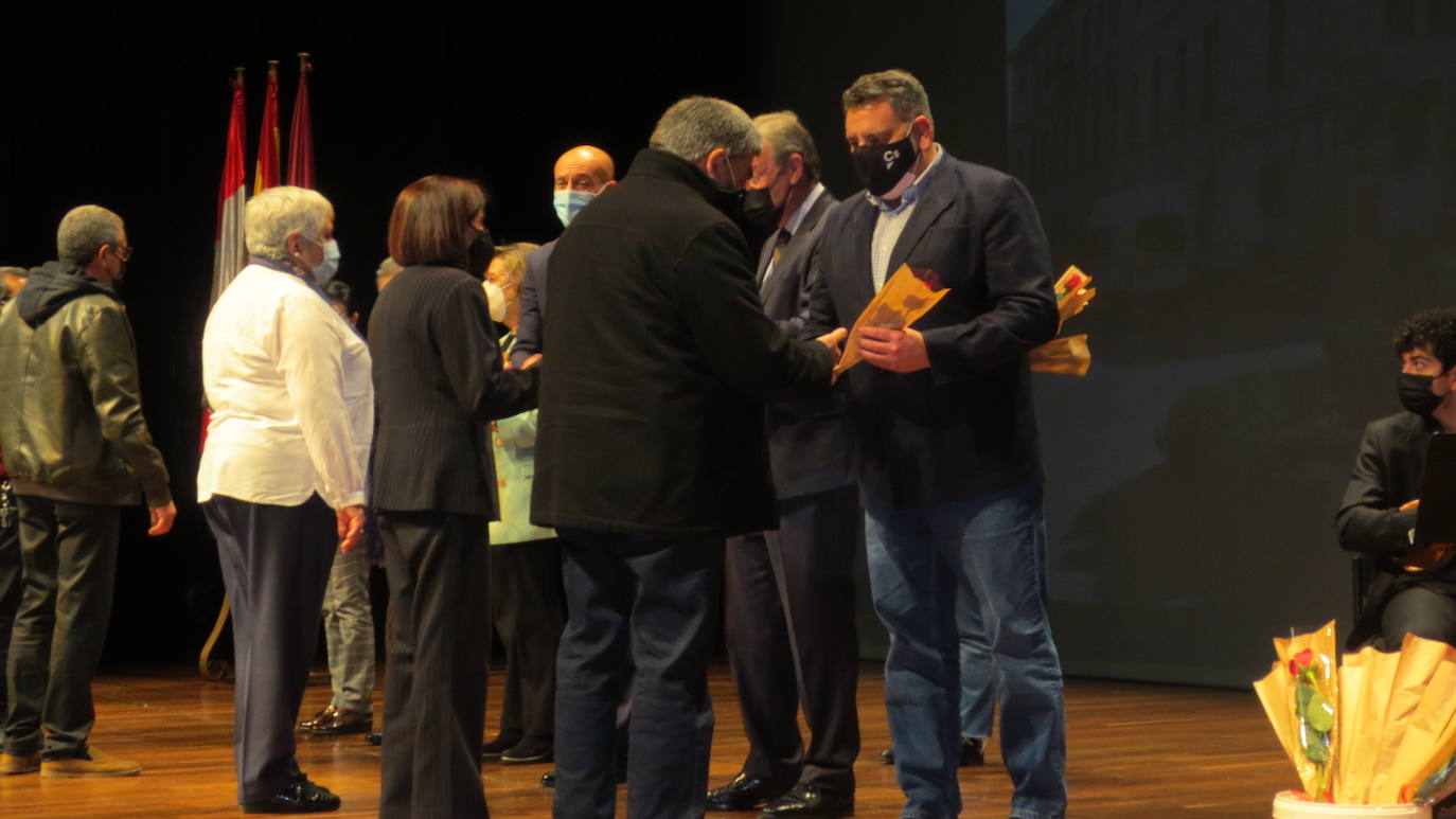 Los representantes políticos de la corporación municipal entregaron las medallas a los jubilados. 