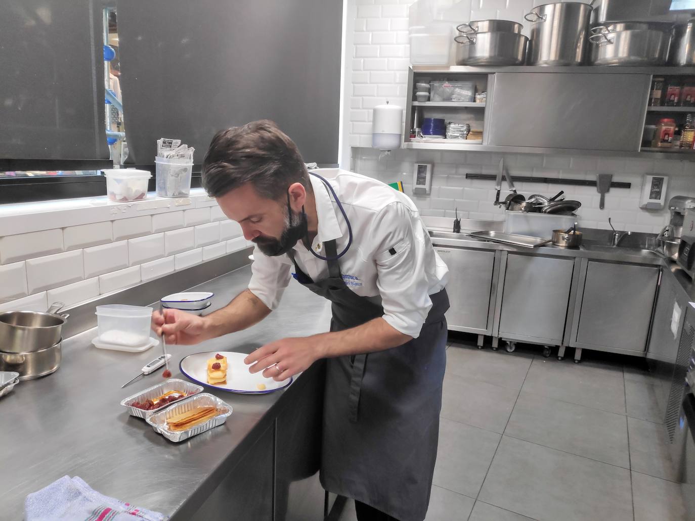 Fotos: La estrecha colaboración de la ULE con restaurantes y centros formativos de León ha permitido familiarizar al alumnado en técnicas de cocina