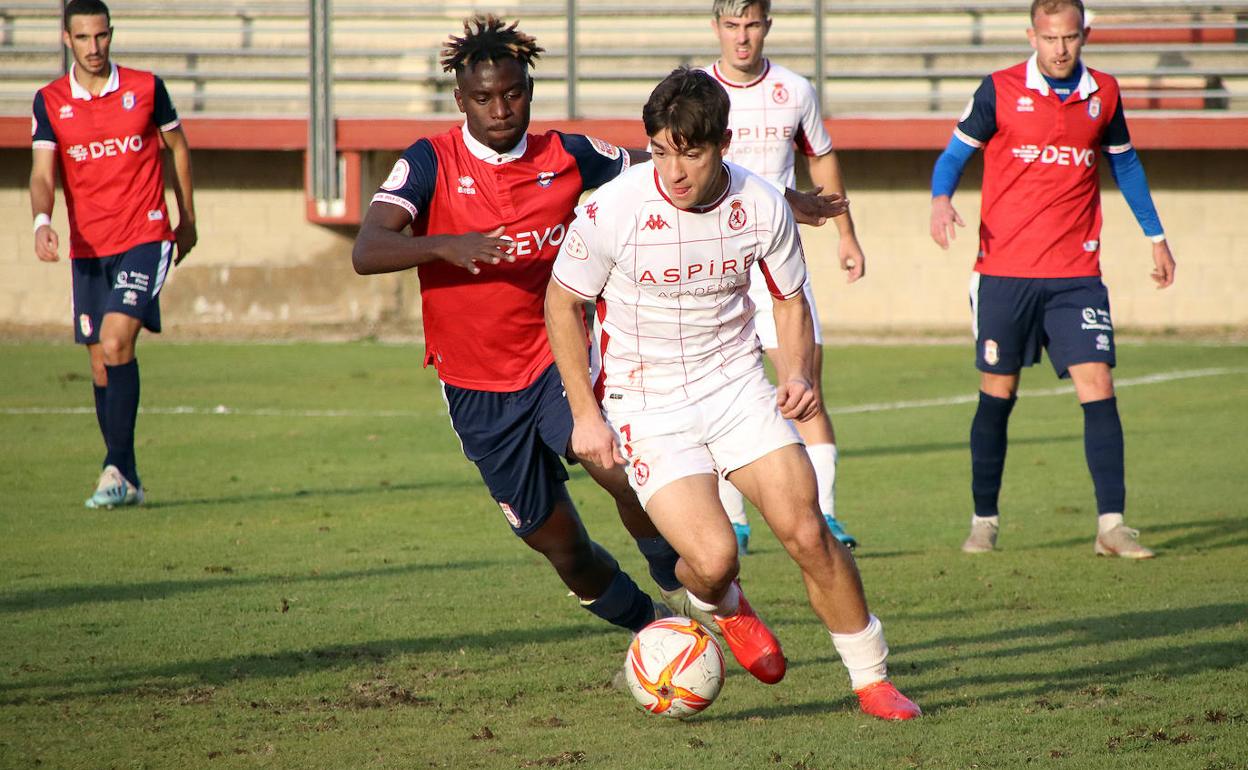 El conjunto leonés suma cuatro partidos consecutivos local sin ganar. En imagen, el extremo del Júpiter Álvarez.