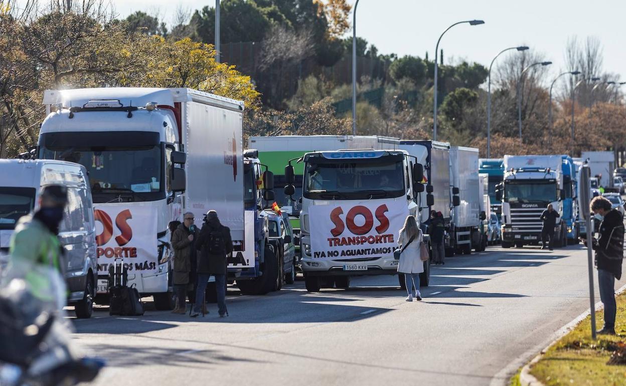 Los transportistas aparcan la huelga convocada para los días previos de Navidad.