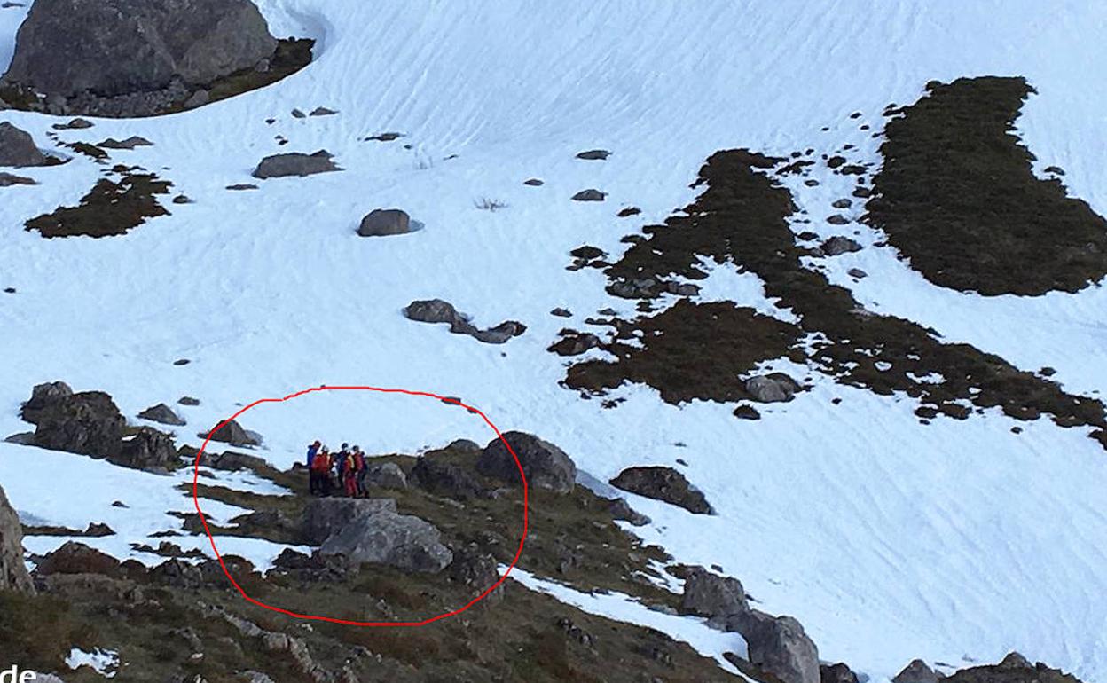 Rescate producido en la montaña leonesa, cuando un senderista se lesionó al hundirse la nieve que pisaba.