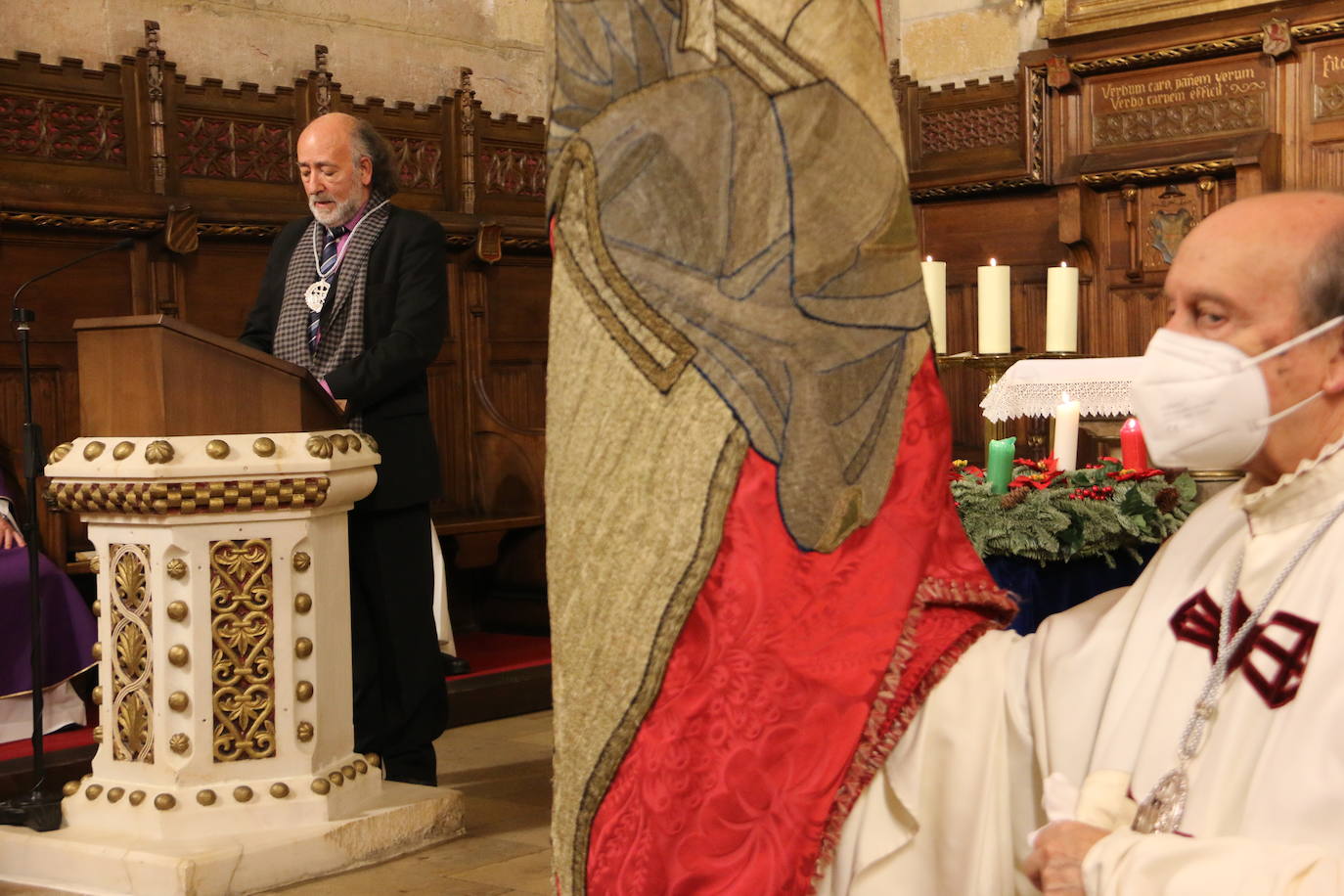 La Imperial Orden del Pendón de San Isidoro de León ha distinguido al historiador leonés con este título durante la festividad de la traslación de los restos de San Isidoro de Sevilla a León celebrada este domingo en la basílica.