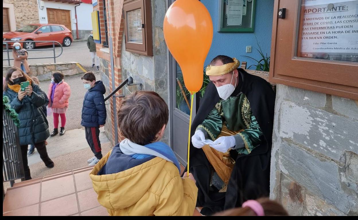 El Cartero Real felicitó a los niños del Val de San Lorenzo por su buen comportamiento en el último año. 