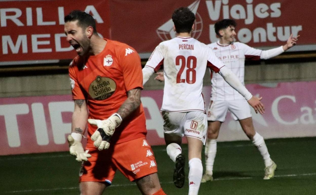 Aarón celebra el segundo de sus goles ante el Deportivo.