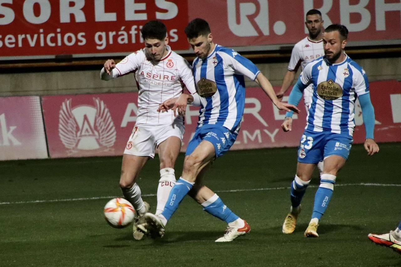 El conjunto leonés disputa el último partido de 2021 ante el líder del grupo 1 de la Primera RFEF en el Reino de León.